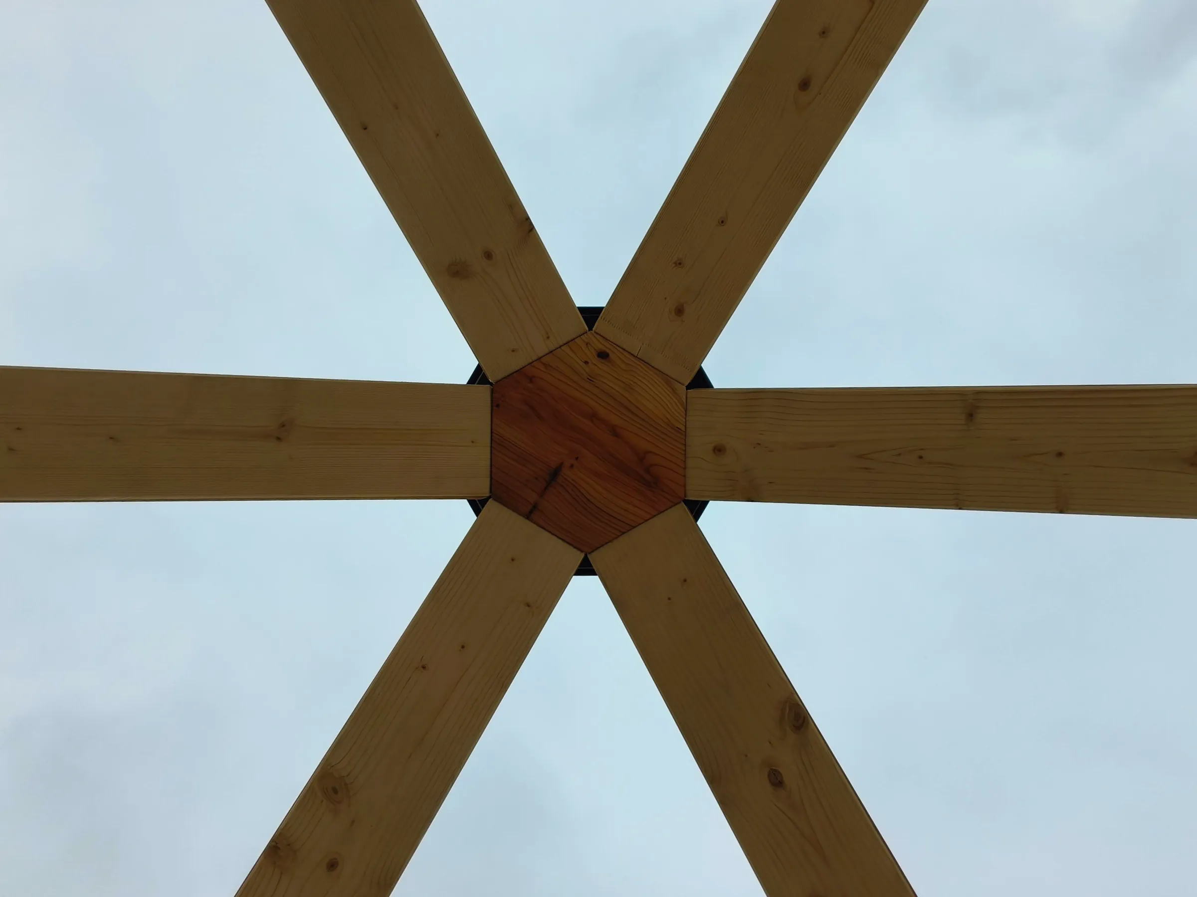 Untersicht der Pergola: sechs Sparren treffen sich an einem Sechseck aus Eibenholz