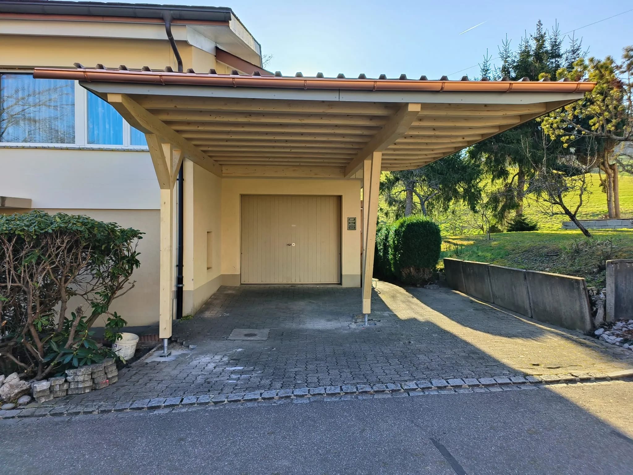 Der Carport vor der Garage, Niederdorf