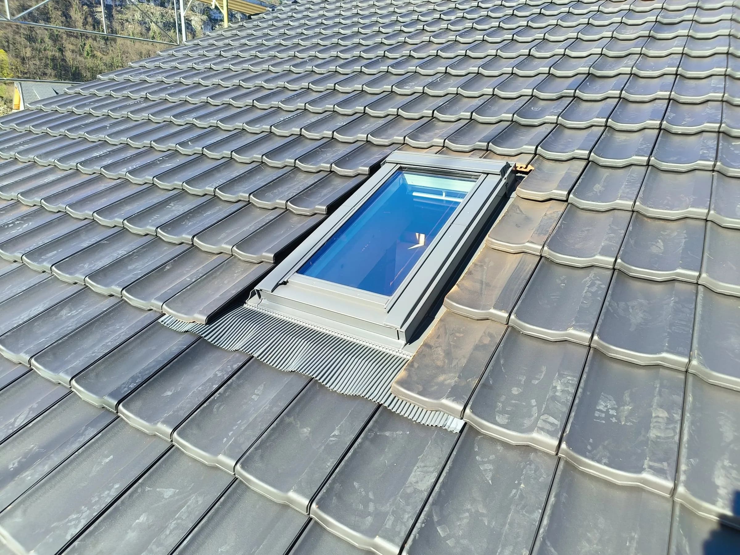 Das neue Dachfenster in der Ziegeldeckung, Duggingen