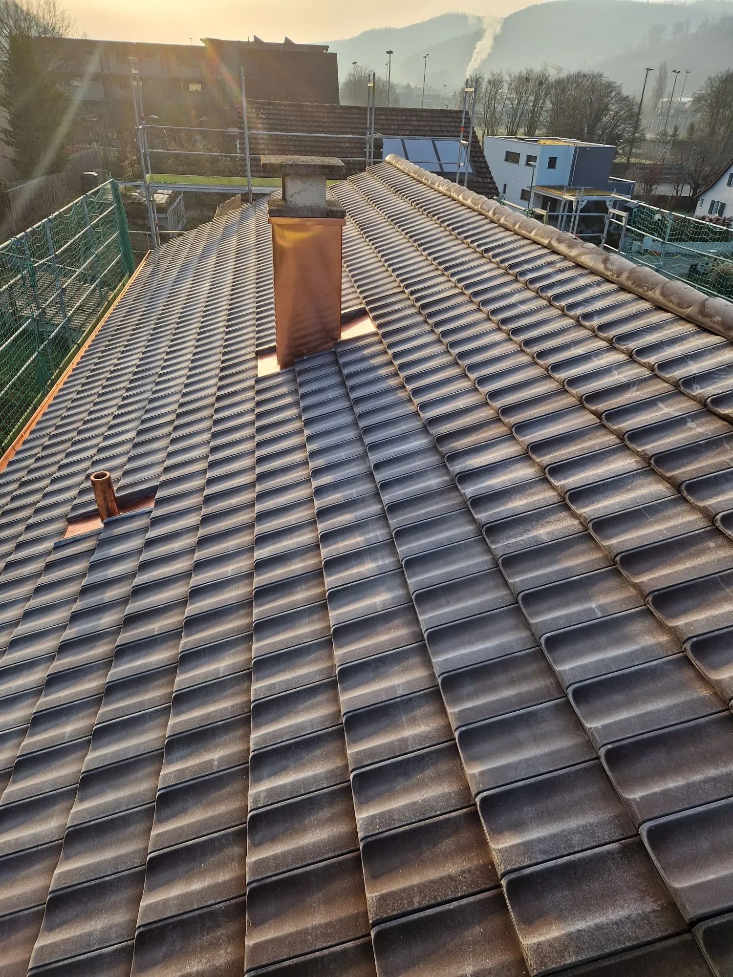 Dachfläche mit Kamin, frisch eingedeckt, Lausen