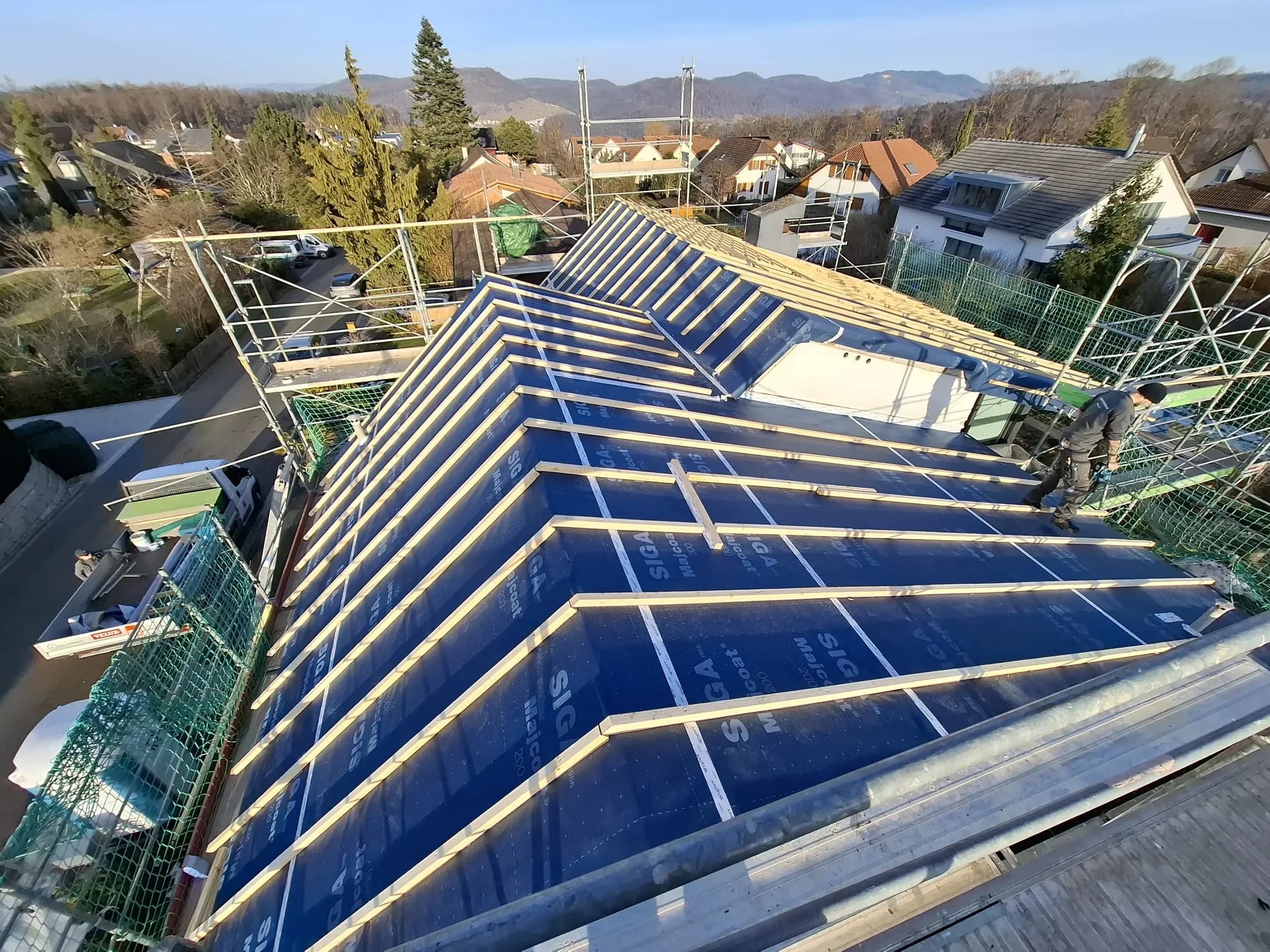Neues Unterdach mit Lattung, dahinter Seltisberg