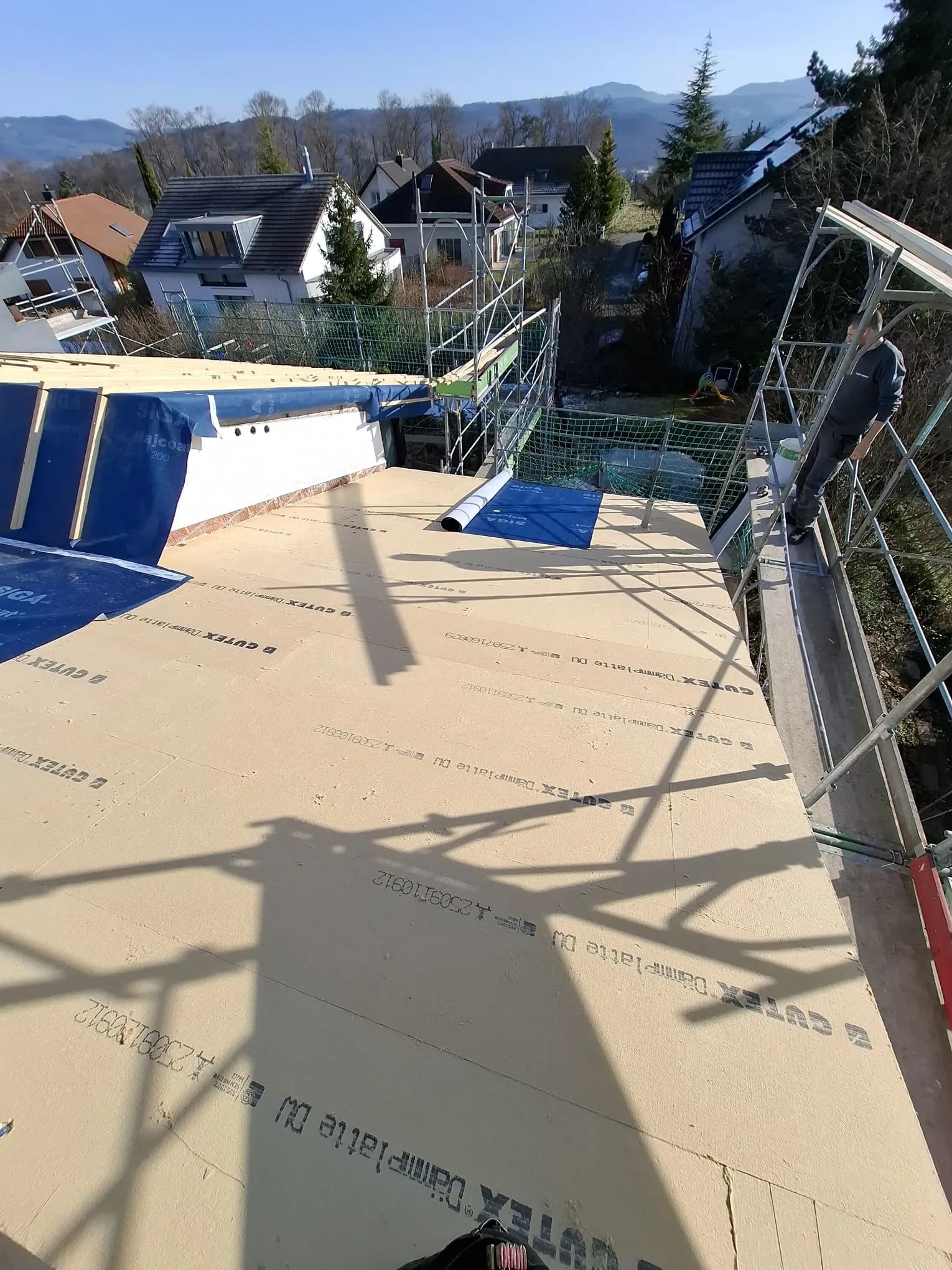 Platten auf dem flachen Dachteil, hinten das Unterdach, Seltisberg