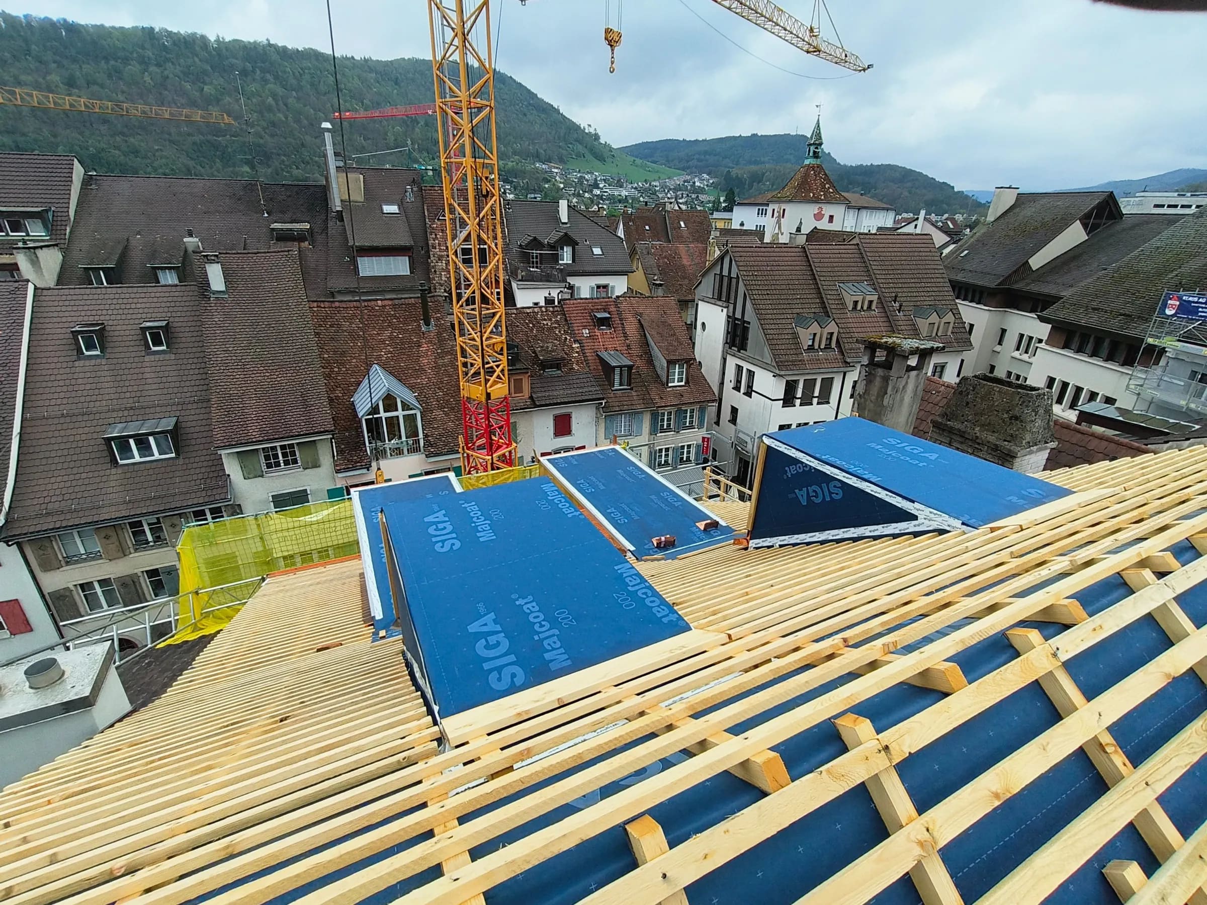 Lattung über den Dächern der Altstadt, hinten der Kran, Liestal