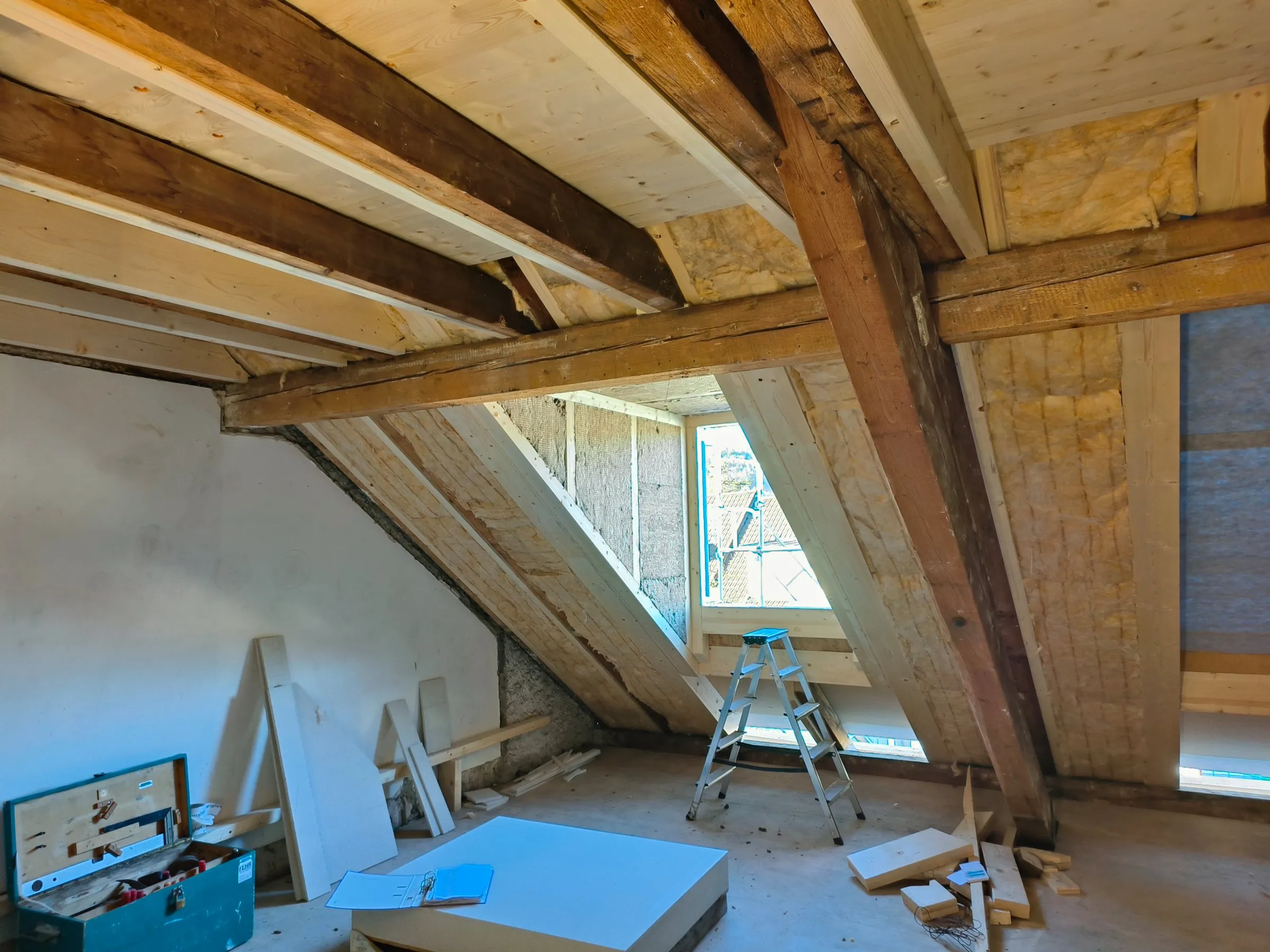 Im Dachraum: alte Balken und neue Hölzer, hinten die Gaube, Liestal