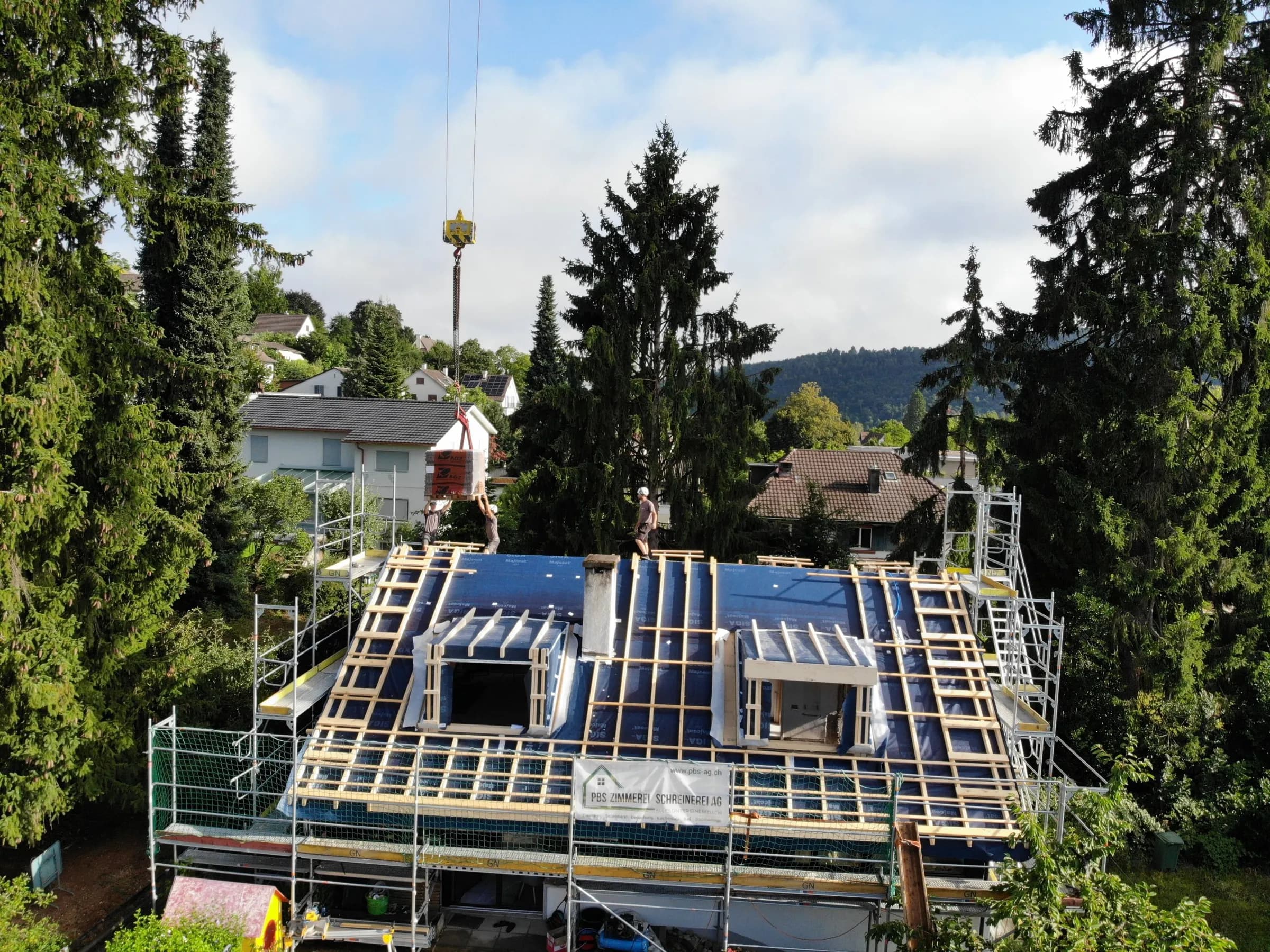 Das Haus mit den neuen Gauben, noch eingerüstet, Liestal