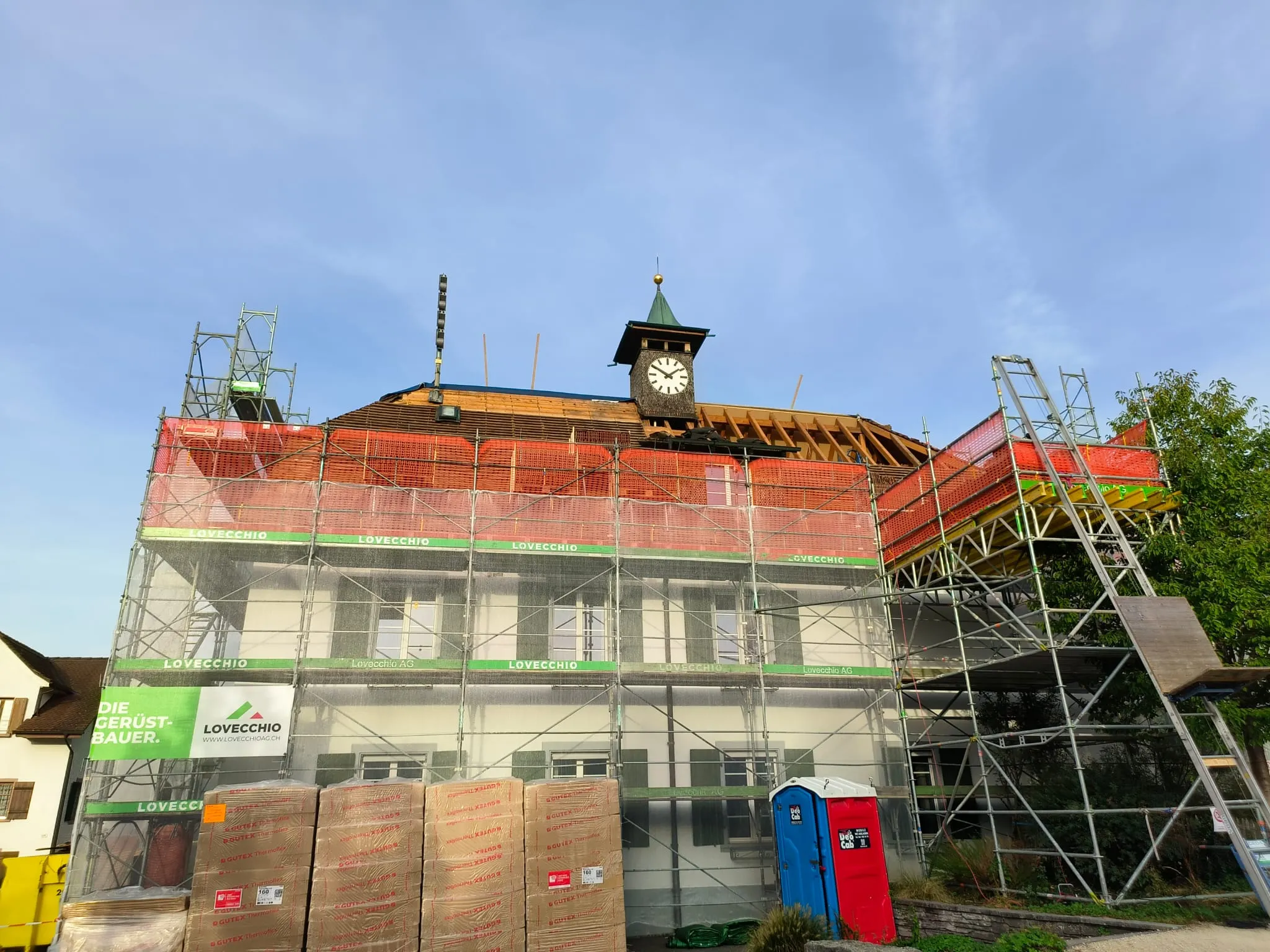 Das Gemeindehaus, eingerüstet für die Dachsanierung, Lupsingen