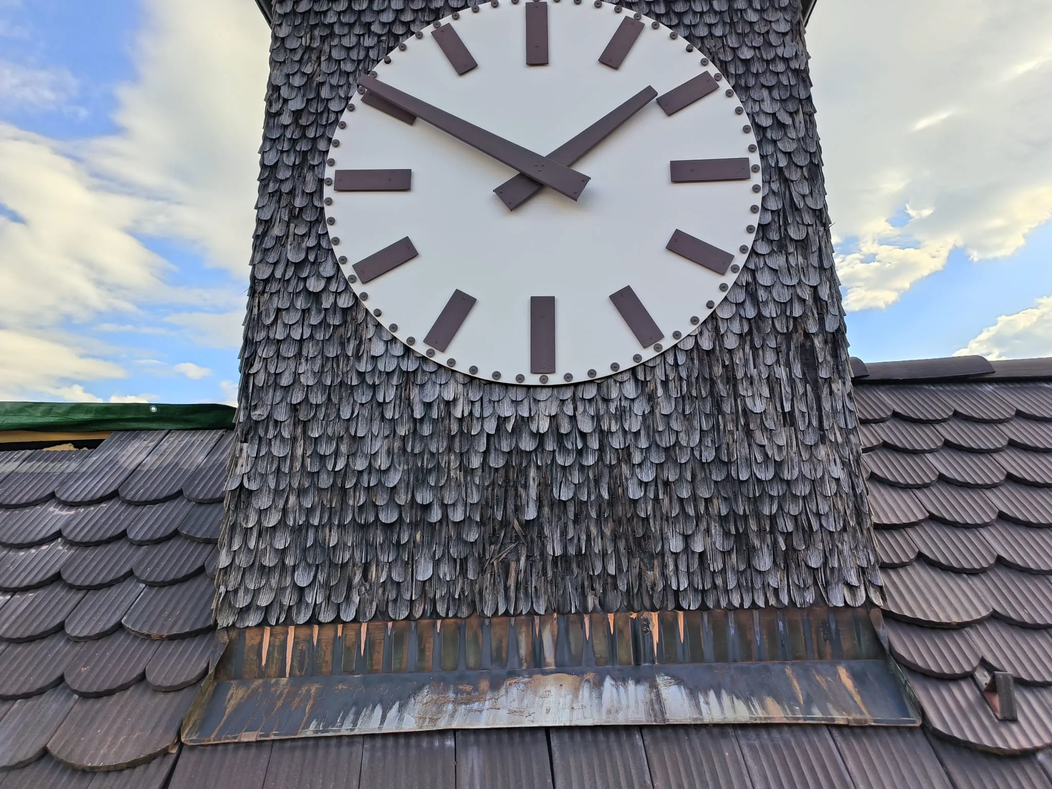 Das Uhrtürmchen mit seinen Holzschindeln, Lupsingen
