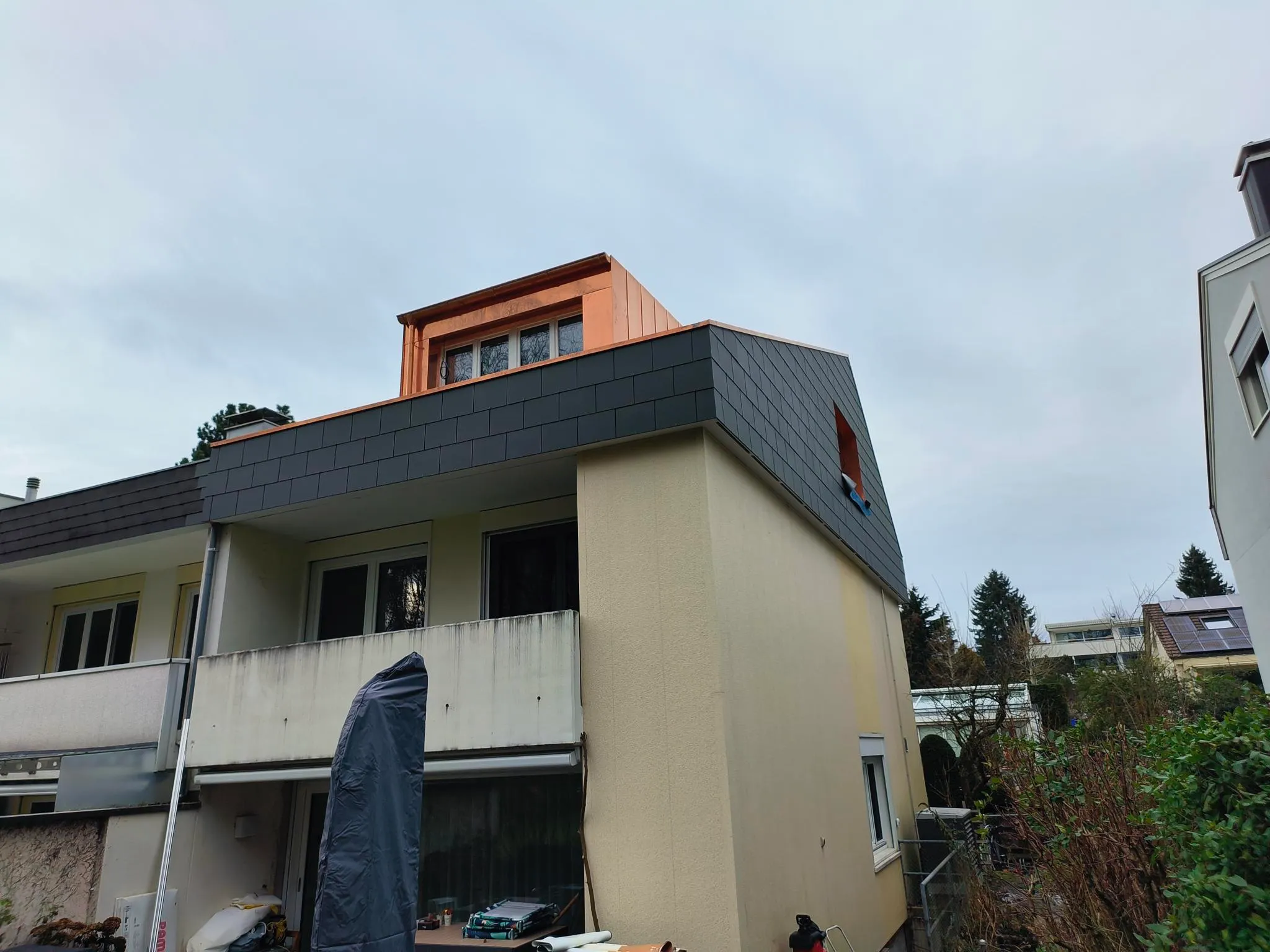 Das Haus vom Garten aus, oben die neue Lukarne, Bottmingen