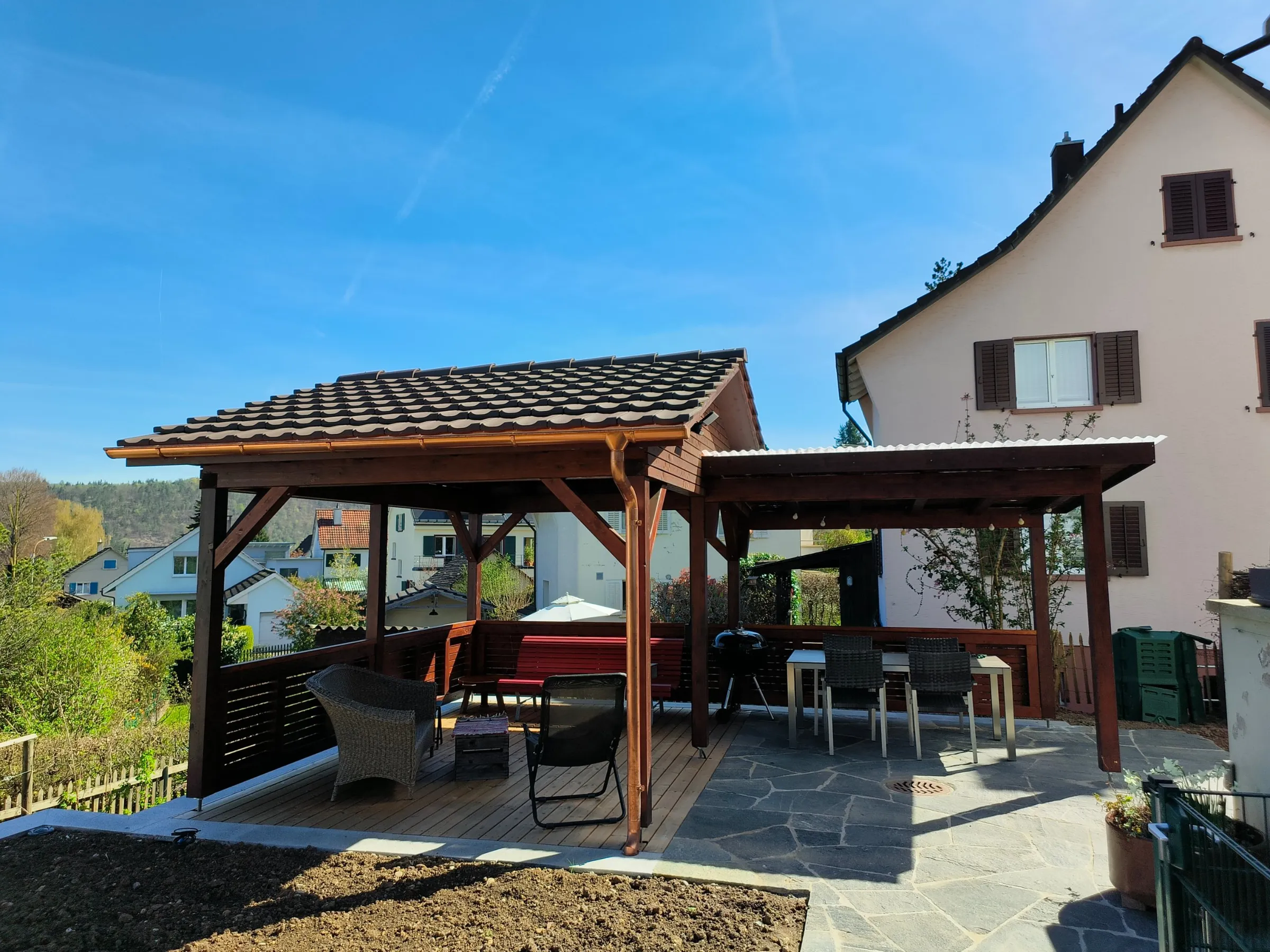 Die neue Pergola im Garten, vorne mit Ziegeldach, Liestal