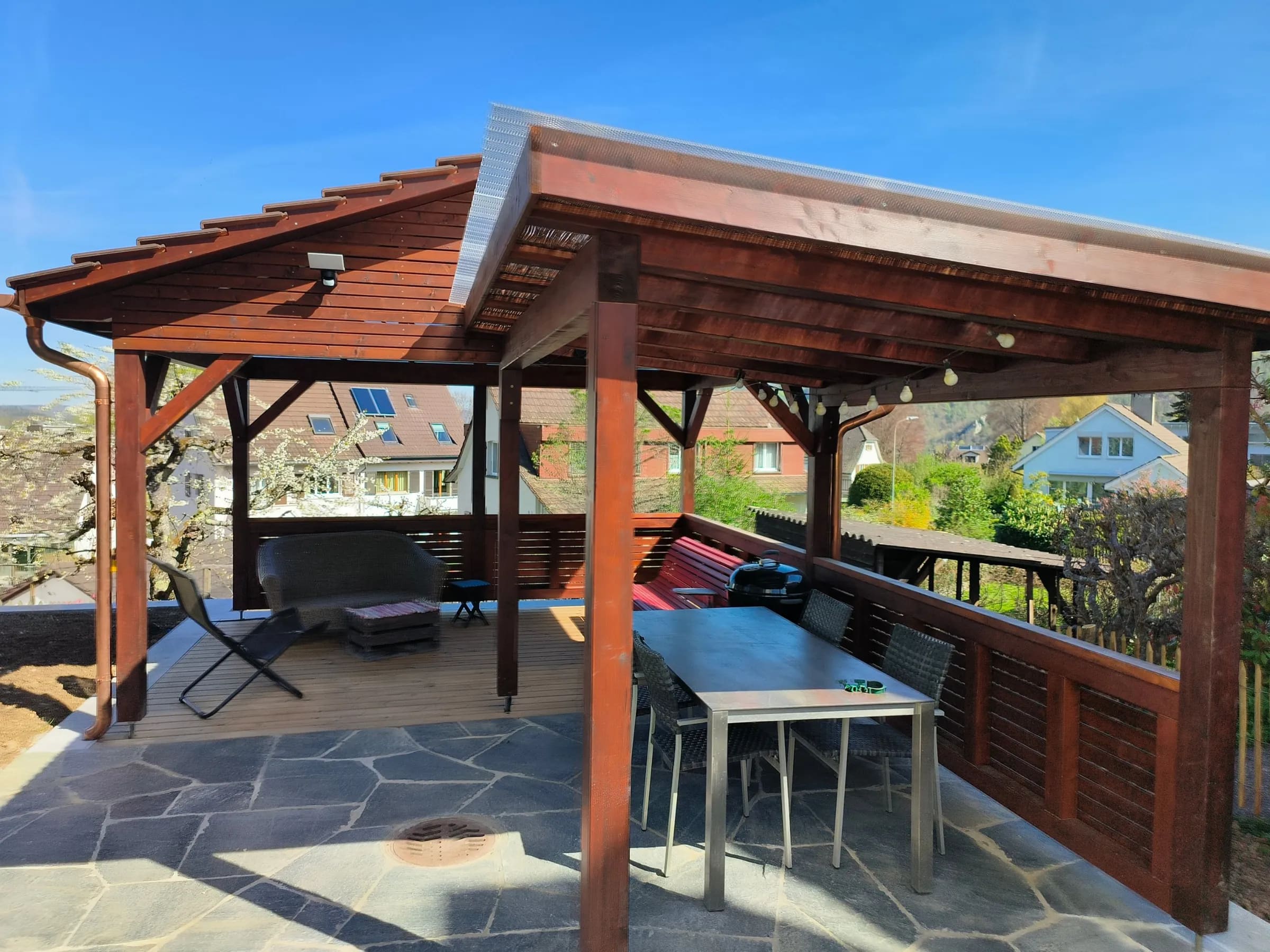 Sitzplatz unter der Pergola, rechts das helle Dach, Liestal