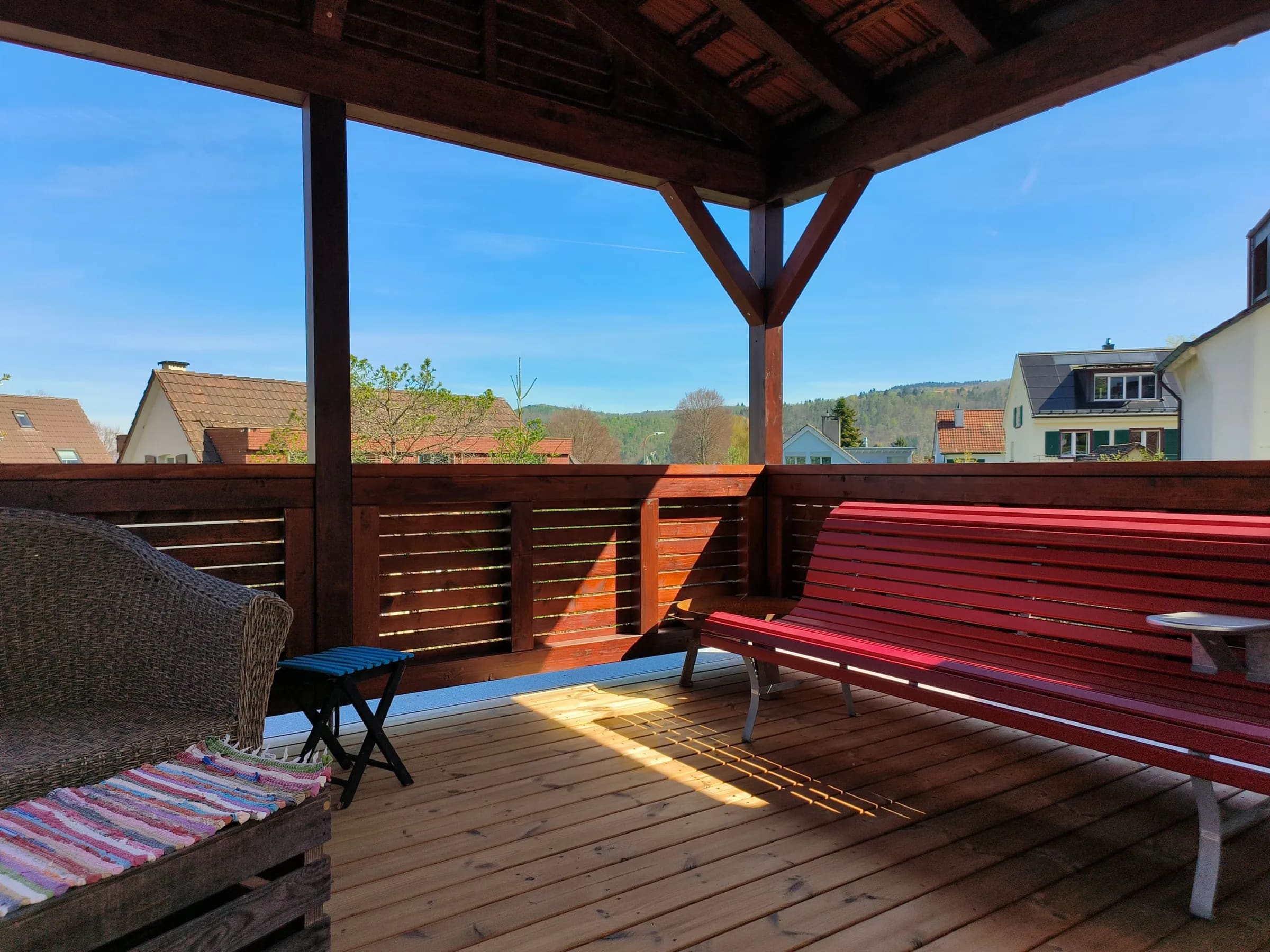 Holzterrasse mit Brüstung und Blick über Liestal