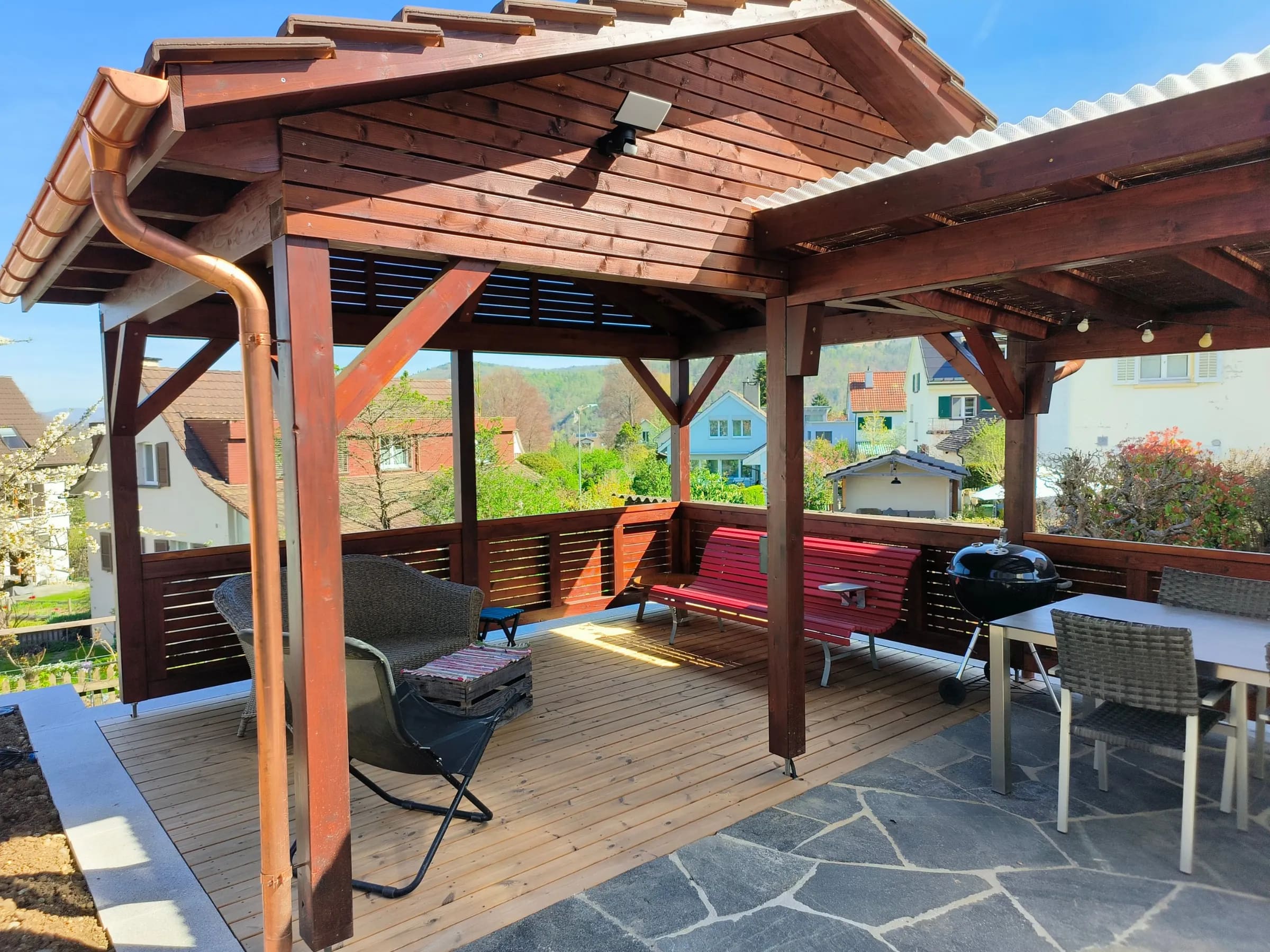 Ziegeldach mit Dachrinne, darunter die Terrasse, Liestal