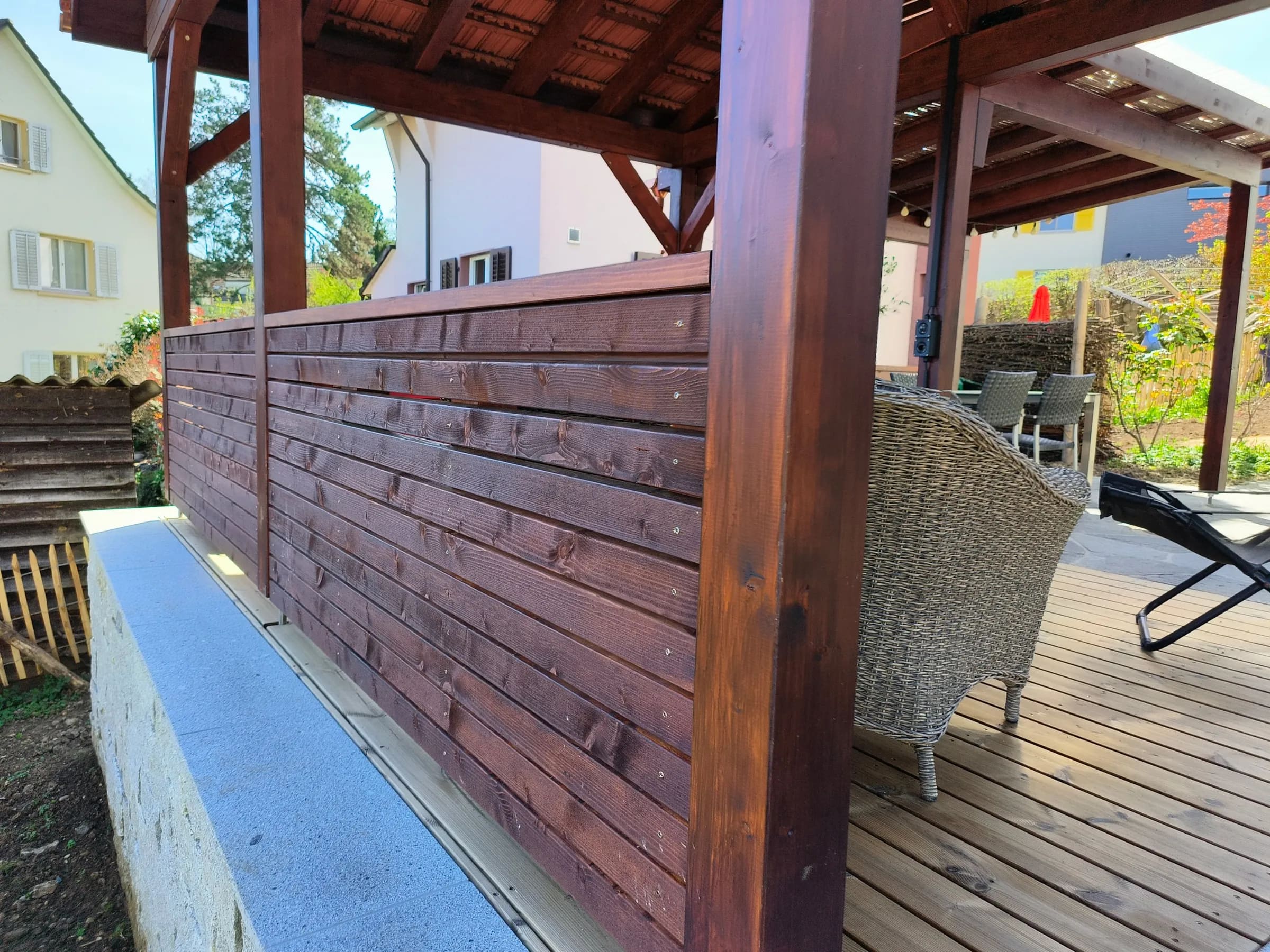 Die Holzbrüstung entlang der Terrasse, Liestal
