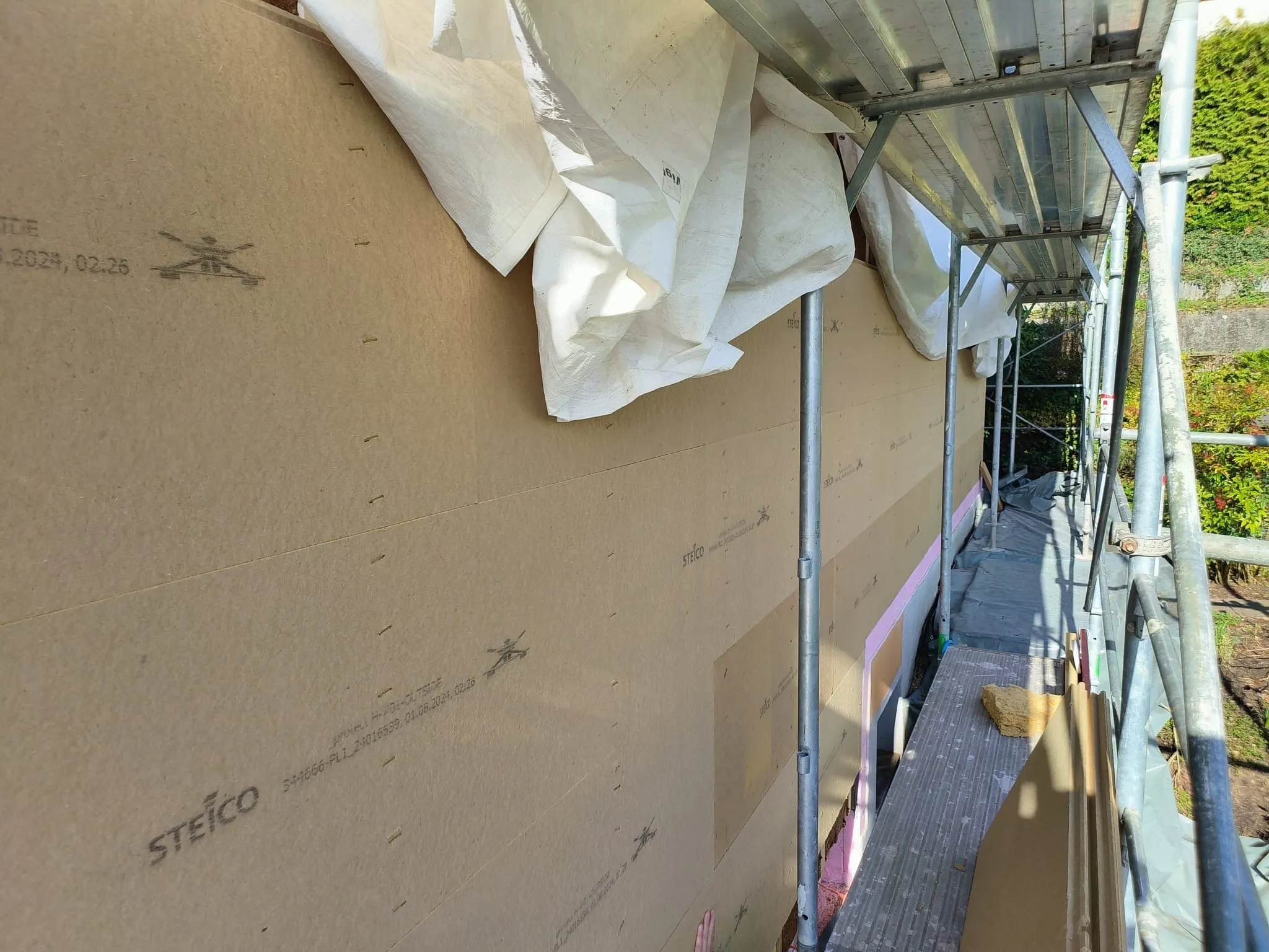 Holzfaserplatten an der Wand, vor der Verkleidung, Seltisberg