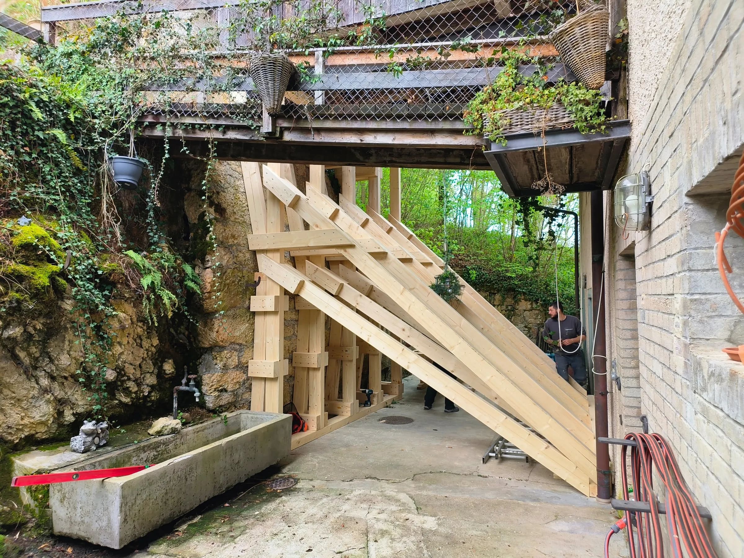 Die Abspriessung aus Holz stützt die Natursteinmauer, Bubendorf