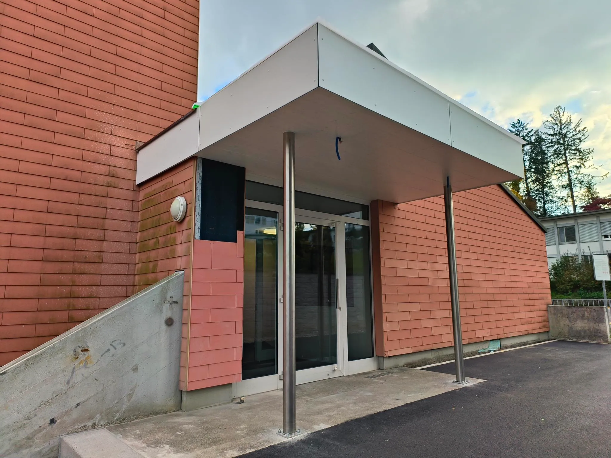 Das neue Vordach der Turnhalle, Liestal