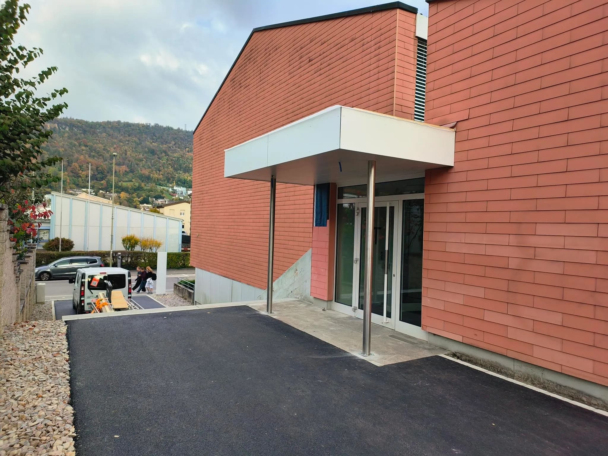 Vordach mit Stützen beim Eingang der Turnhalle, Liestal
