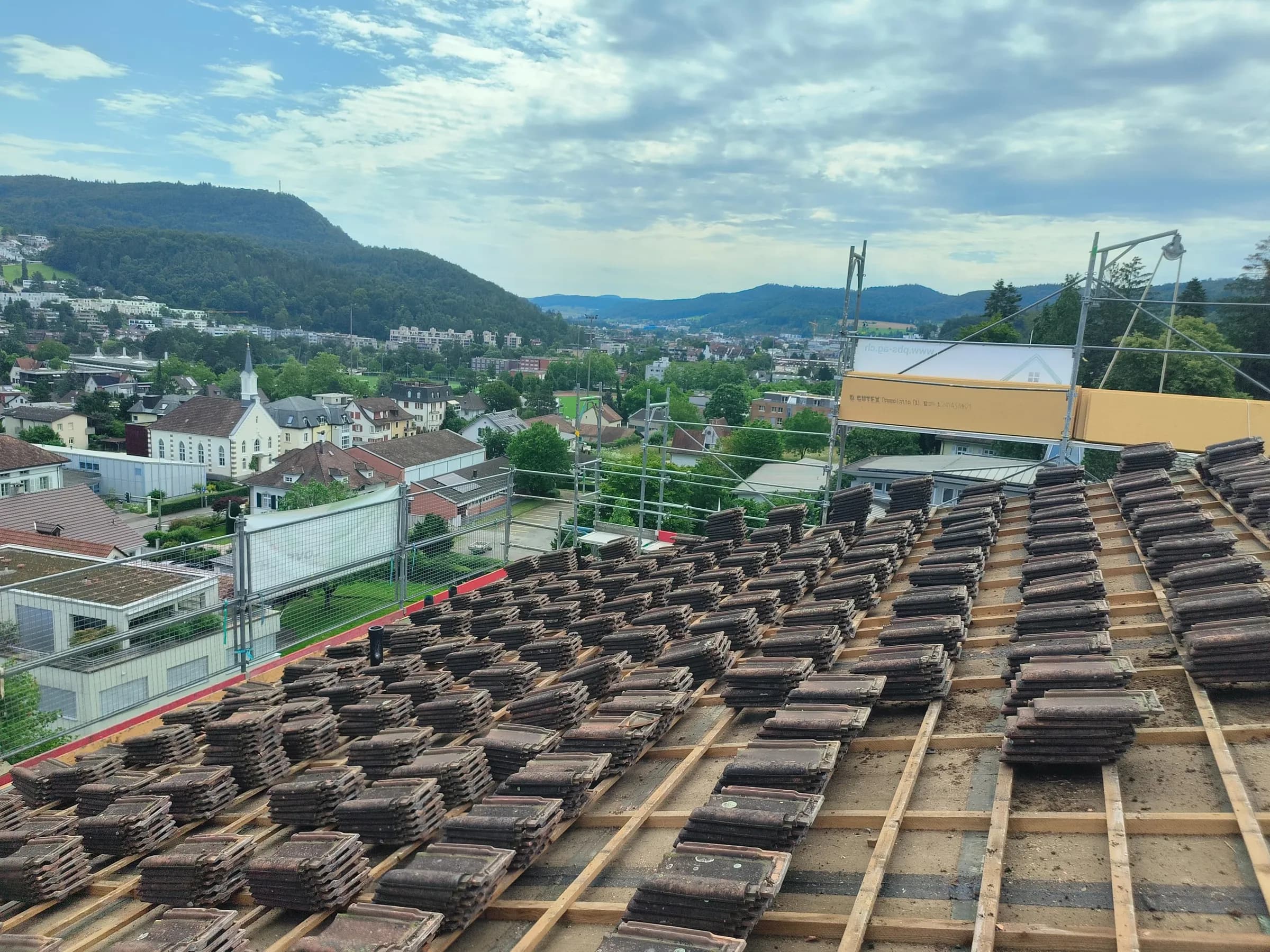 Ziegel auf der Lattung, im Hintergrund Liestal