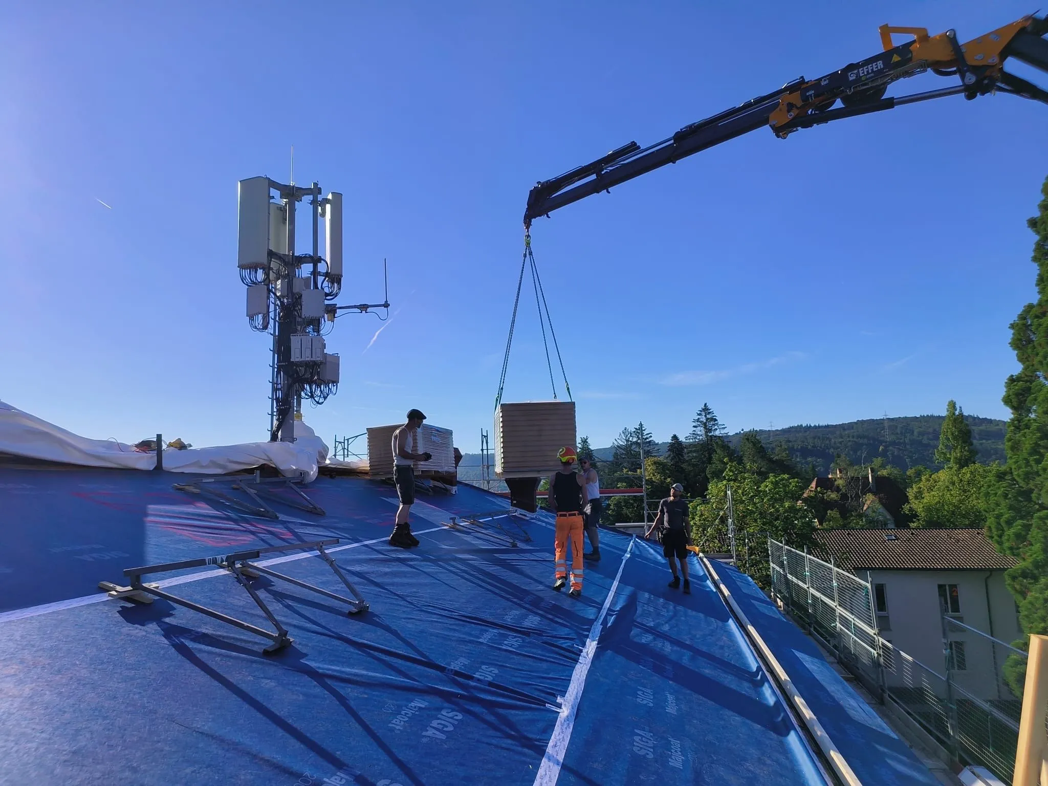 Material kommt mit dem Kran aufs Dach, Liestal