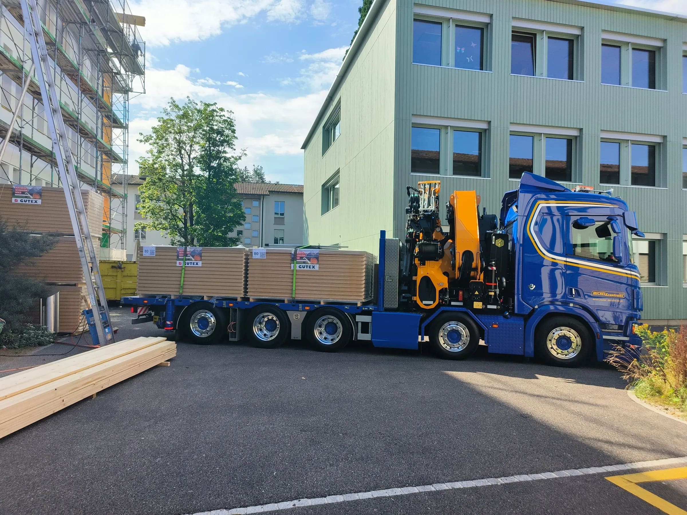 Lieferung mit dem Kranlastwagen, Liestal