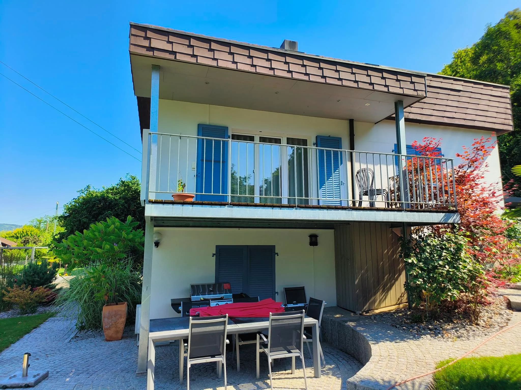 Das Haus, oben die Terrasse mit dem neuen Boden, Zunzgen