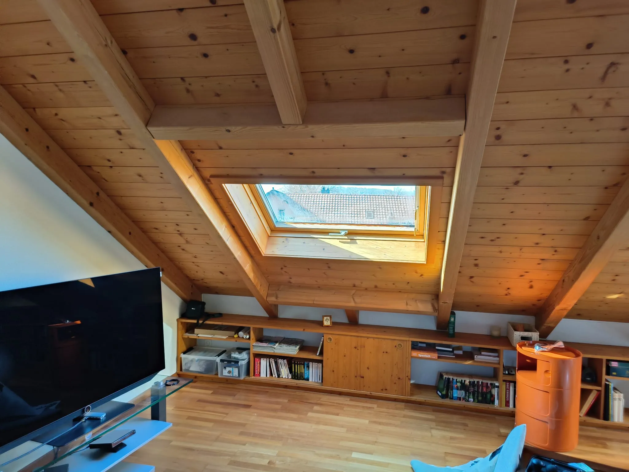 Velux-Dachfenster im Dachgeschoss mit Holzdecke, Arlesheim