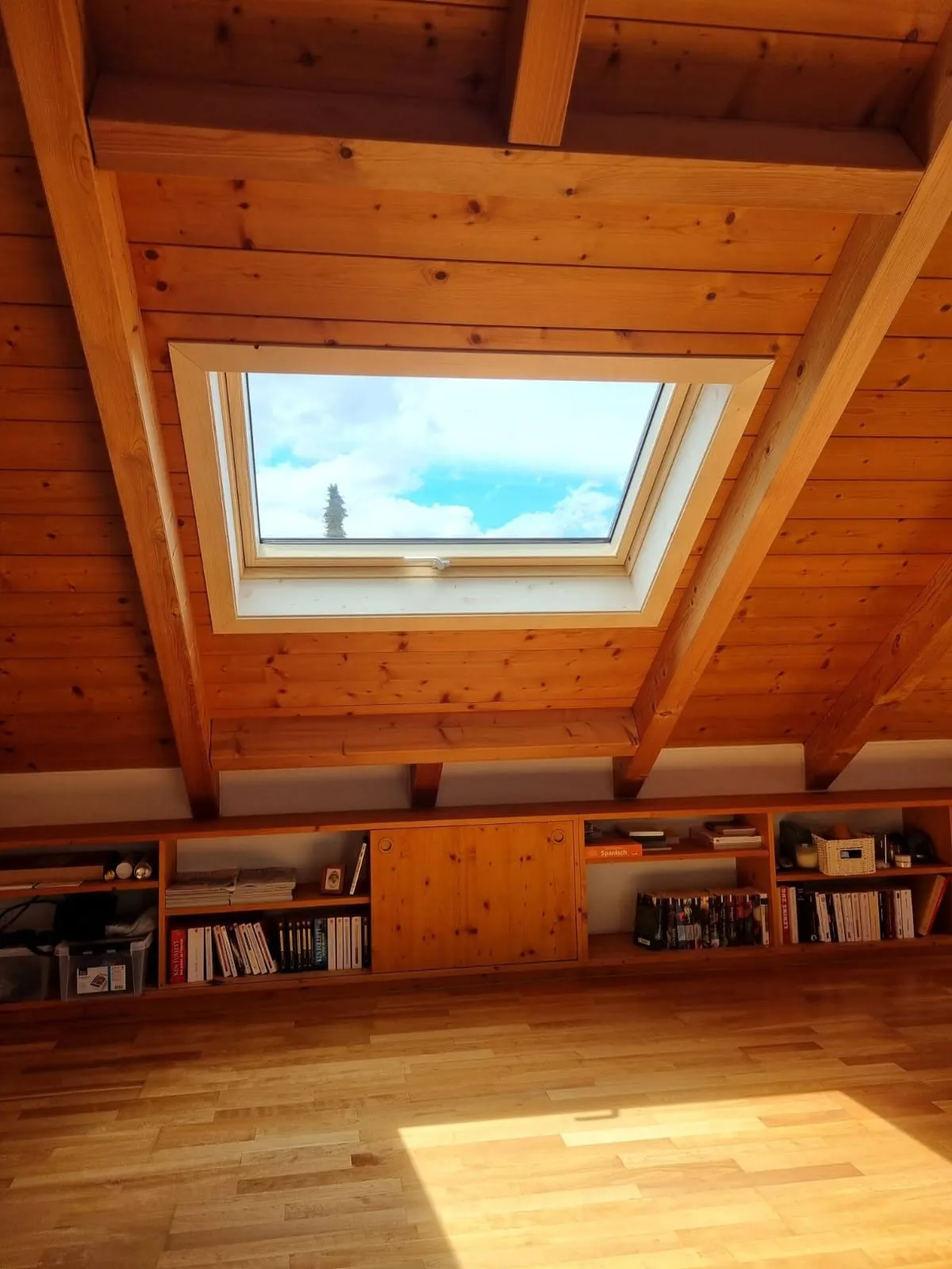 Dachfenster zwischen den Sparren, Arlesheim