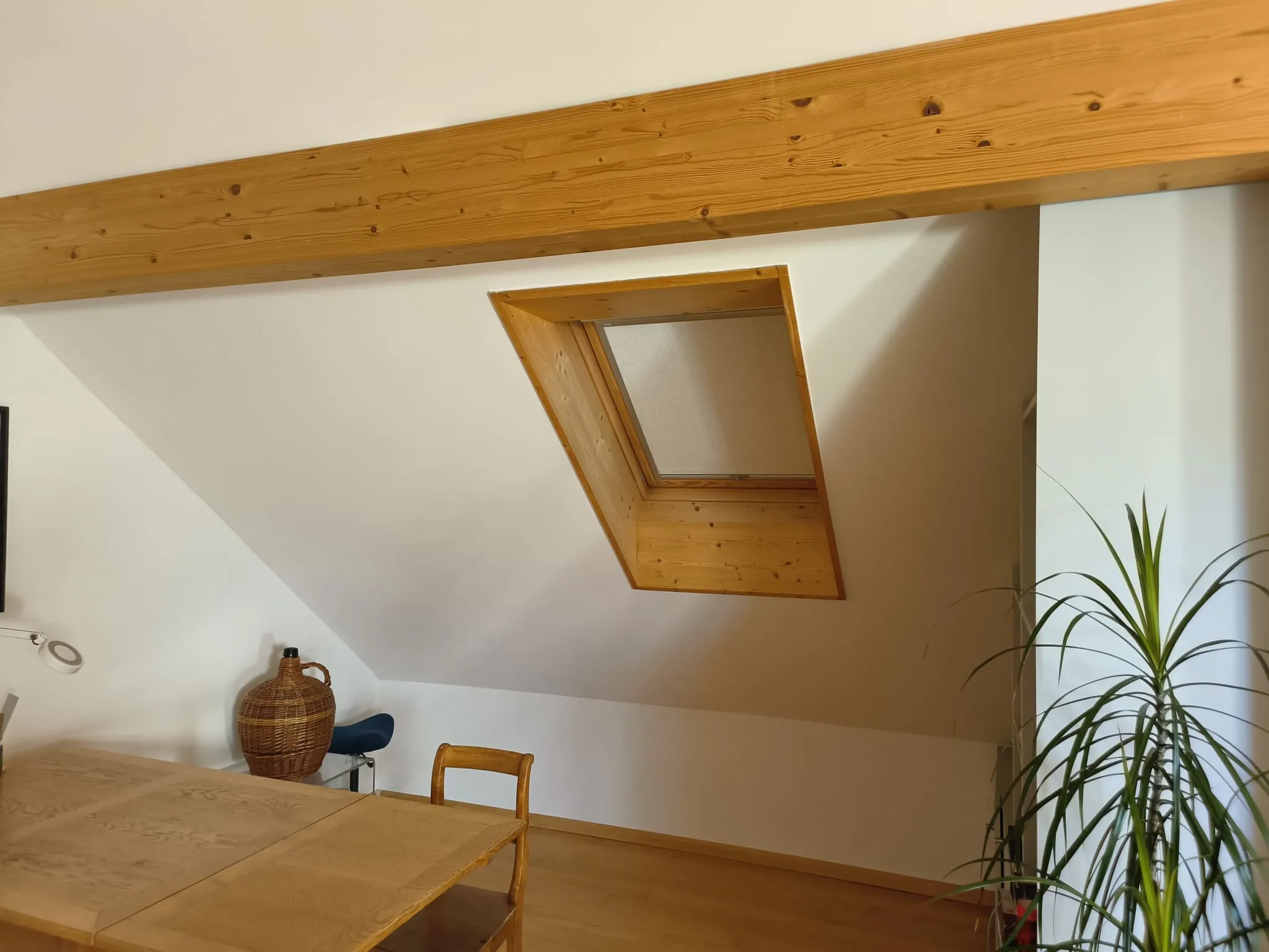 Neues Velux-Dachfenster mit Innenfutter aus Holz, Lupsingen