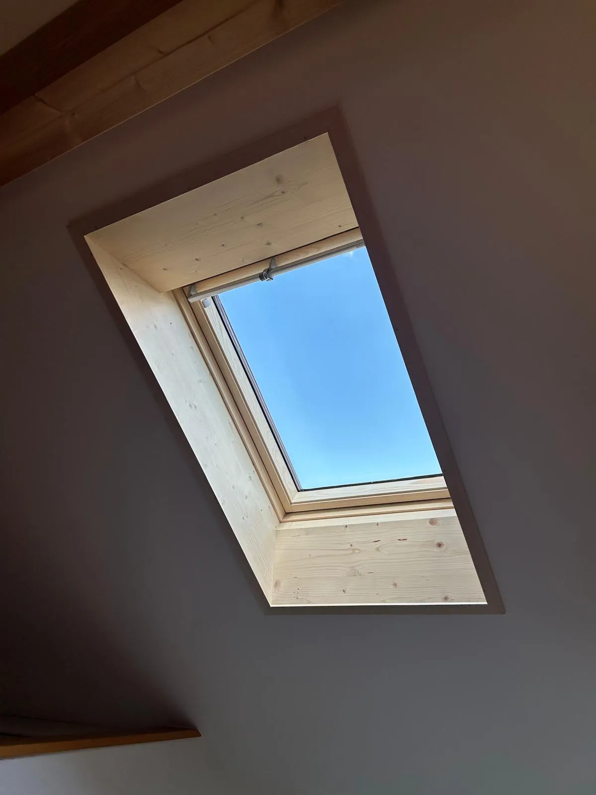 Dachfenster mit hellem Holzfutter, Lupsingen