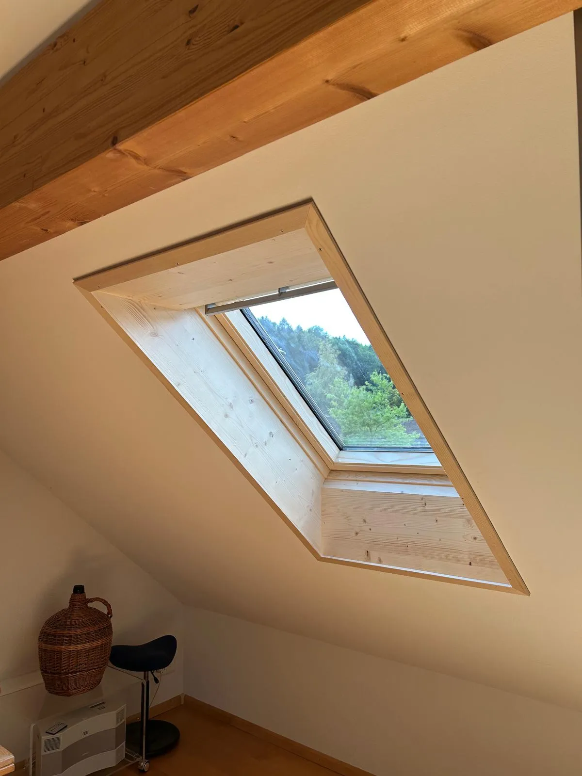 Dachfenster im Zimmer unter der Holzdecke, Lupsingen