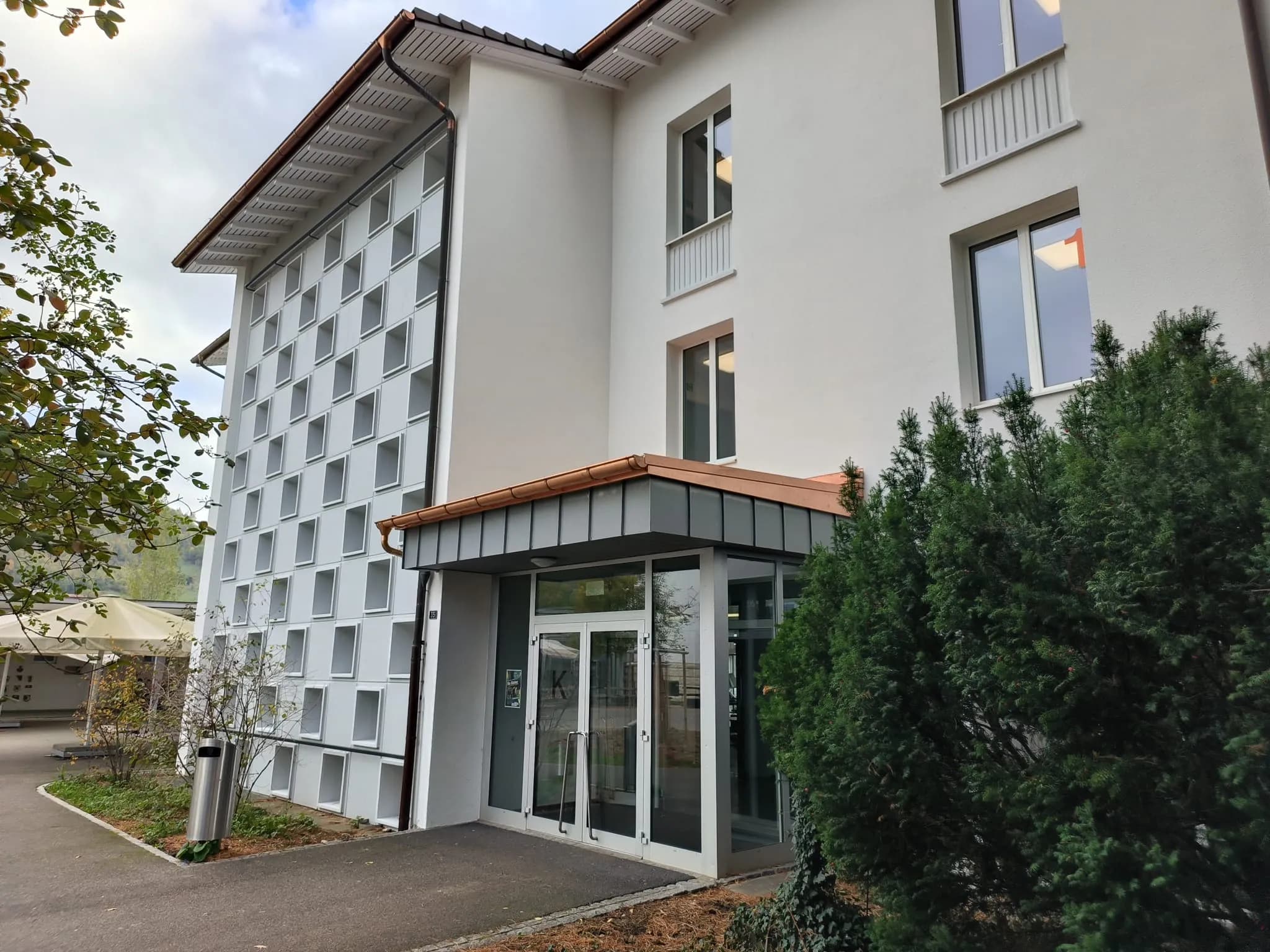 Eingang des Schulhauses Burg in Liestal mit dem sanierten Vordach