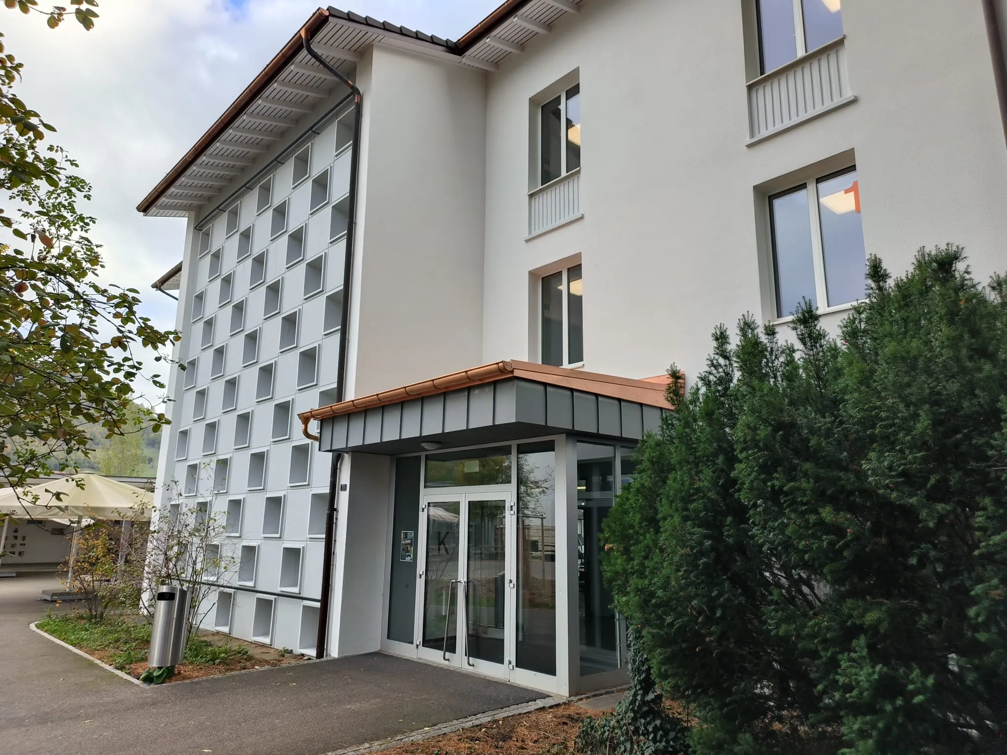 Eingang des Schulhauses Burg in Liestal mit dem sanierten Vordach