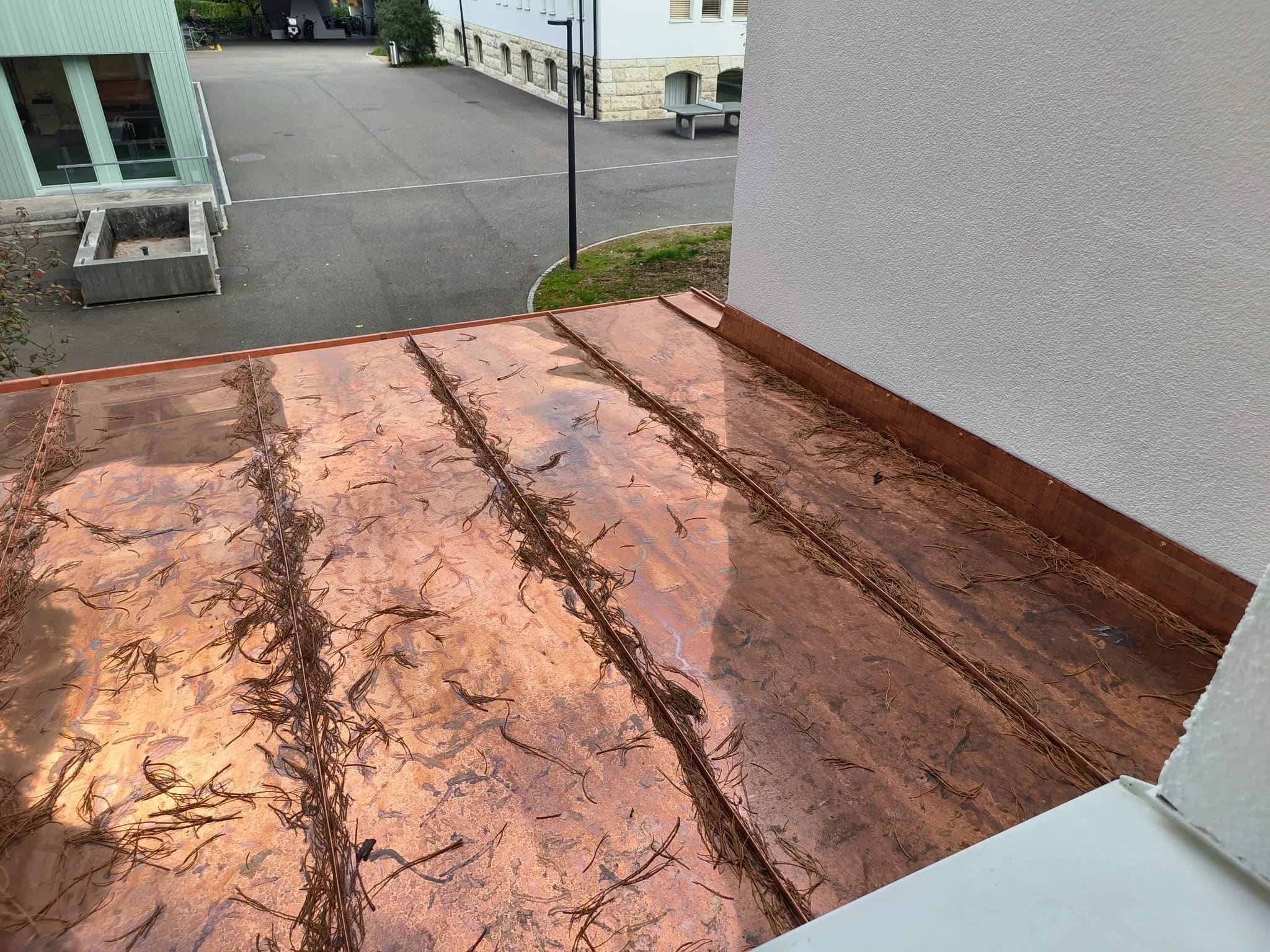 Das neue Kupferdach des Vordachs von oben, Liestal