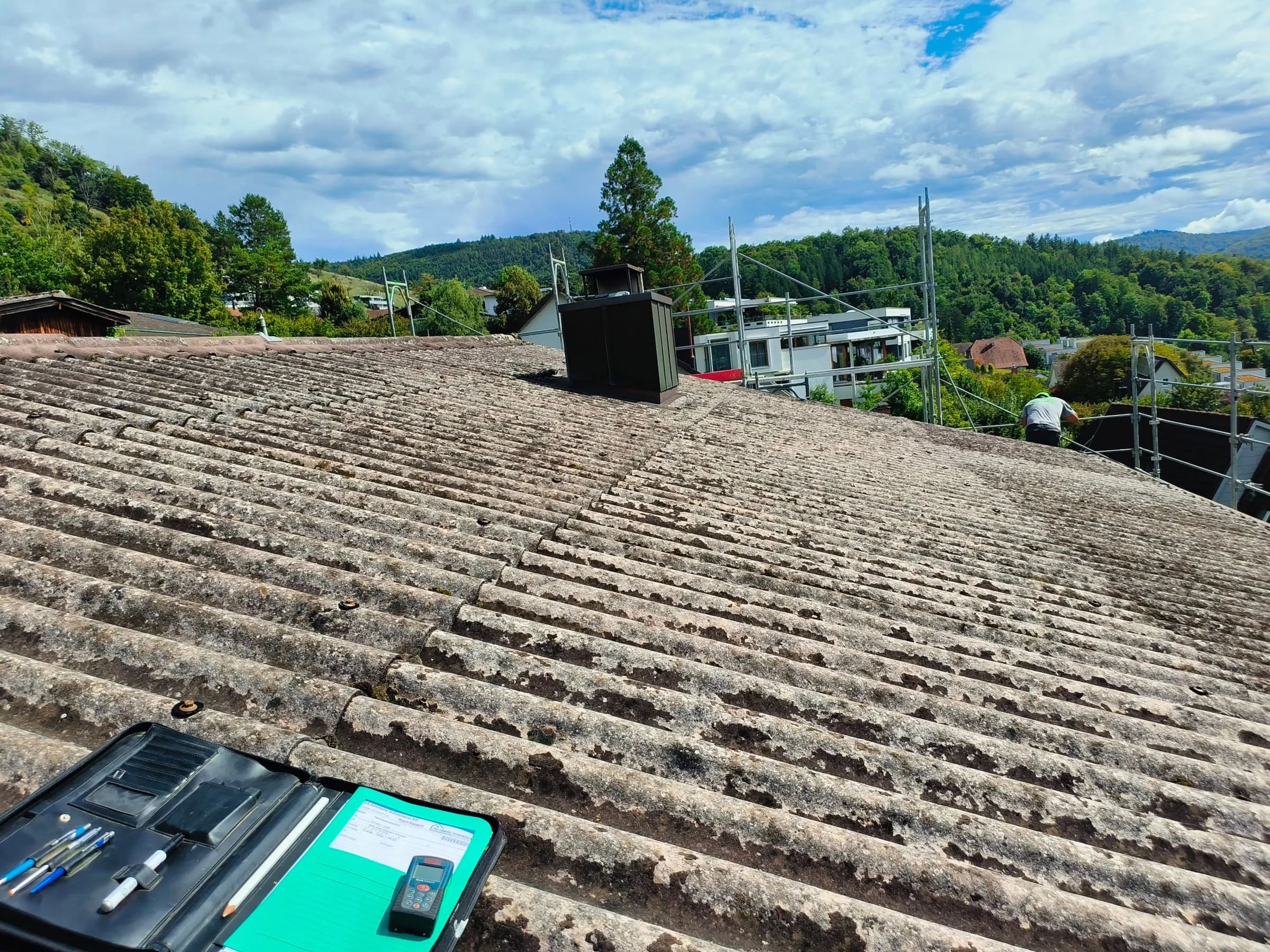 Vorher: alte, bemooste Wellplatten, Liestal