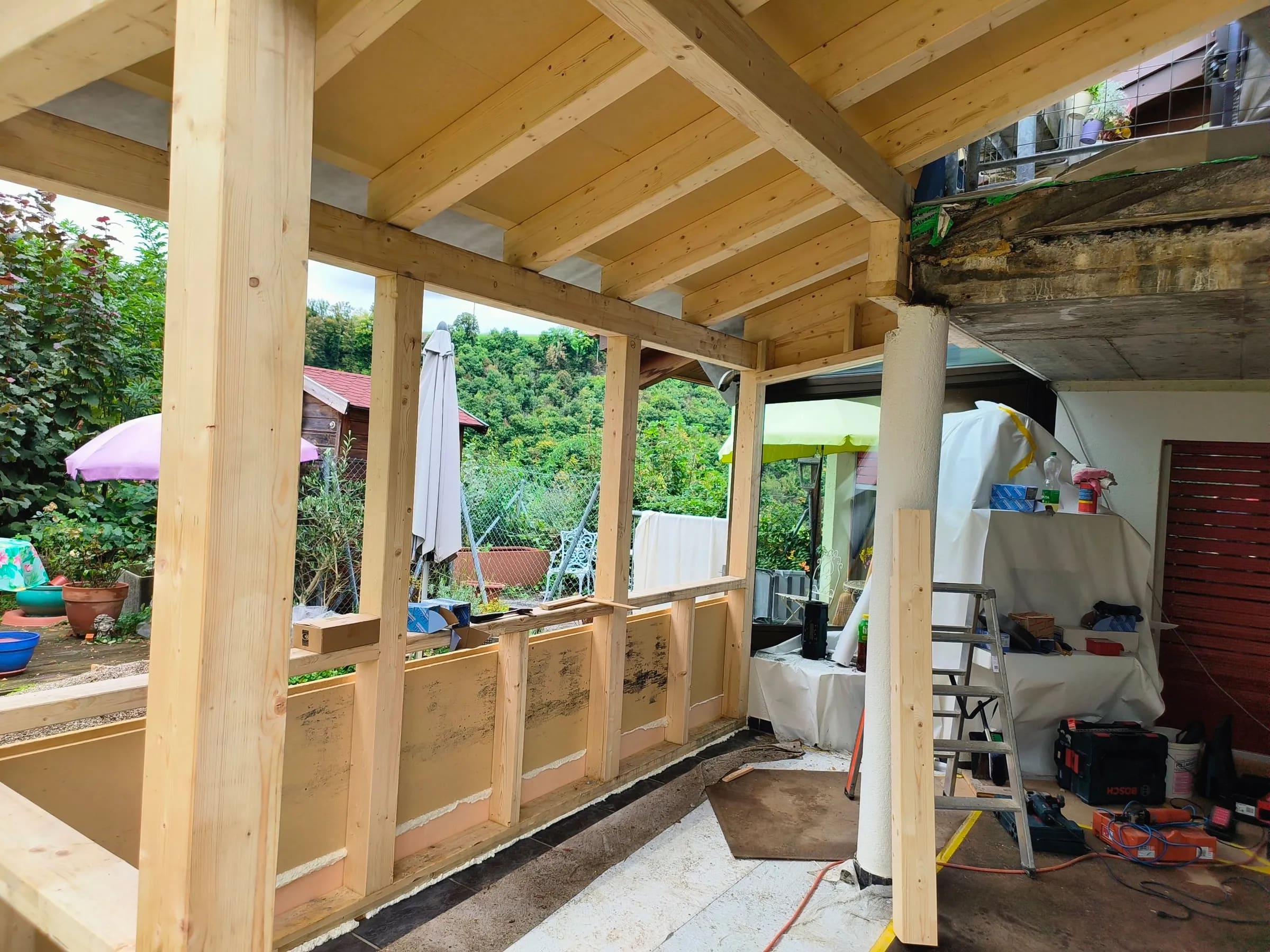 Pfosten, Balken und Brüstung aus Holz