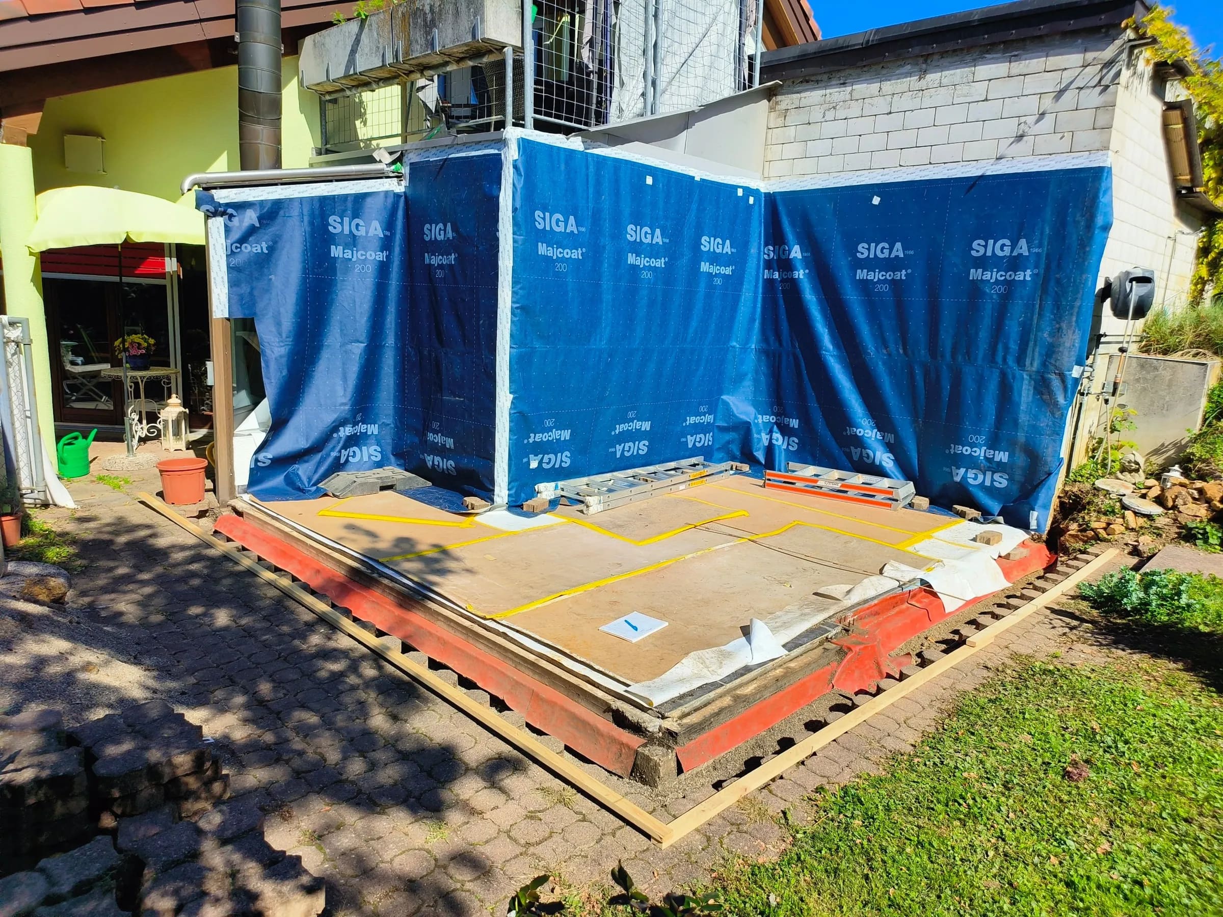 Der Unterbau ist bereit, die Wände sind mit Folie geschützt