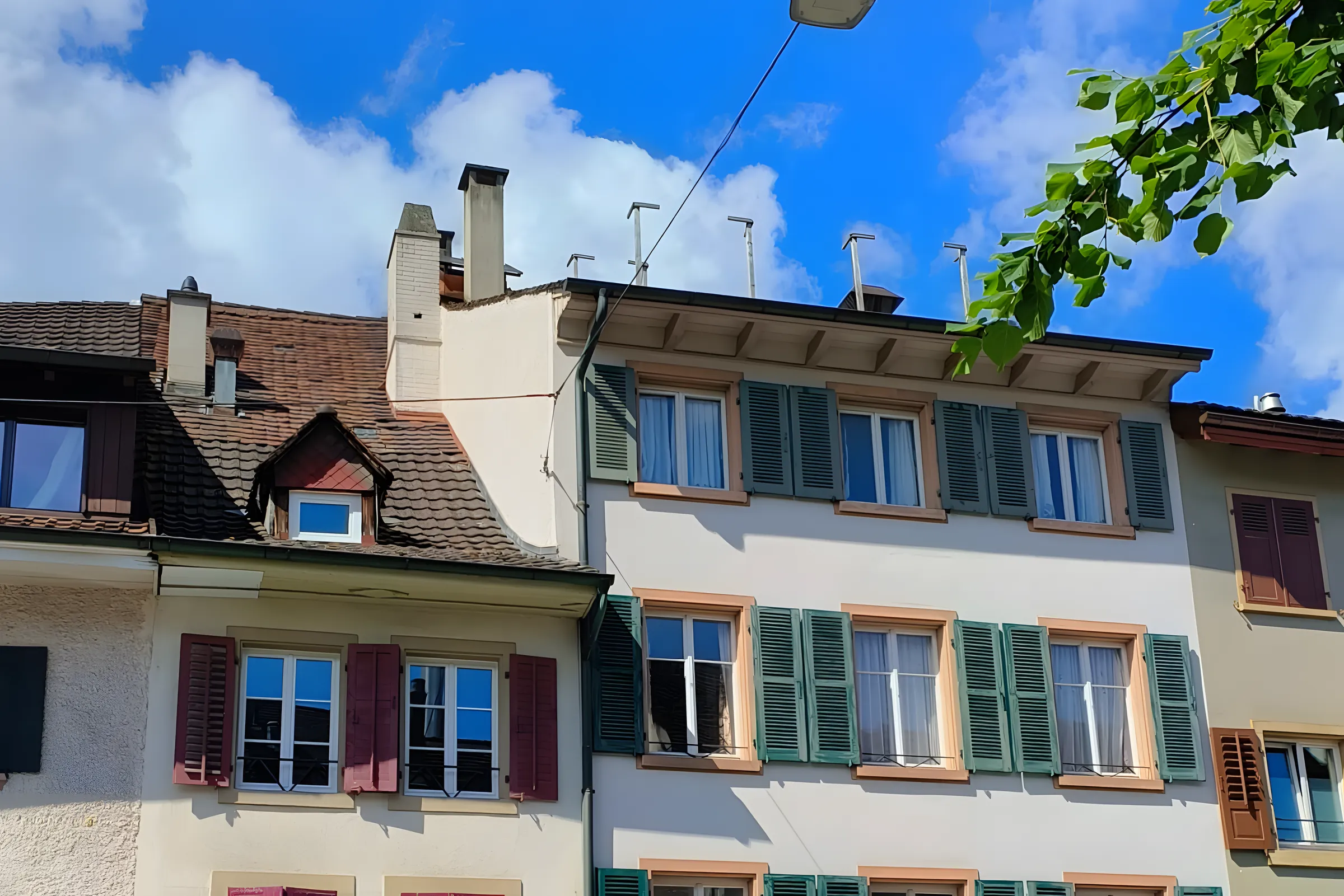 Häuserzeile am Fischmarkt in Liestal mit Bauprofilen auf dem Dach für die geplanten neuen Lukarnen
