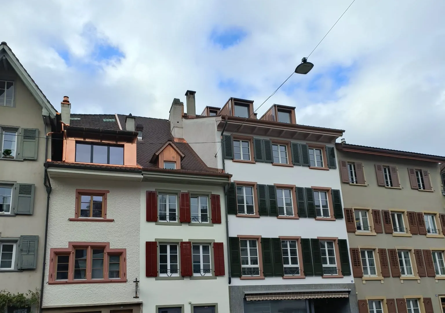 Häuserzeile am Fischmarkt in Liestal, oben auf dem Dach die neuen Gauben mit Kupfer