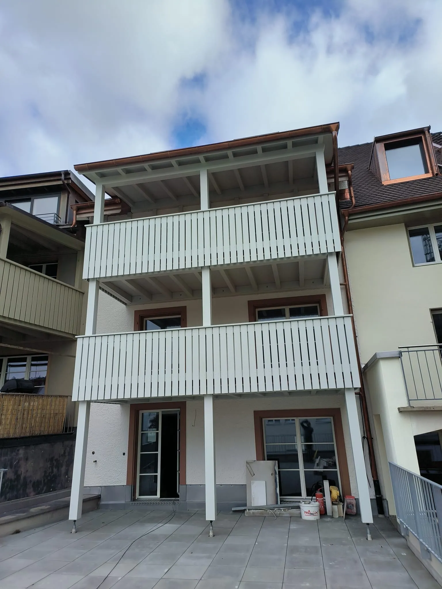 Die Lauben an der Seite zur Seestrasse von vorn, darüber das Dach mit Kupferblech