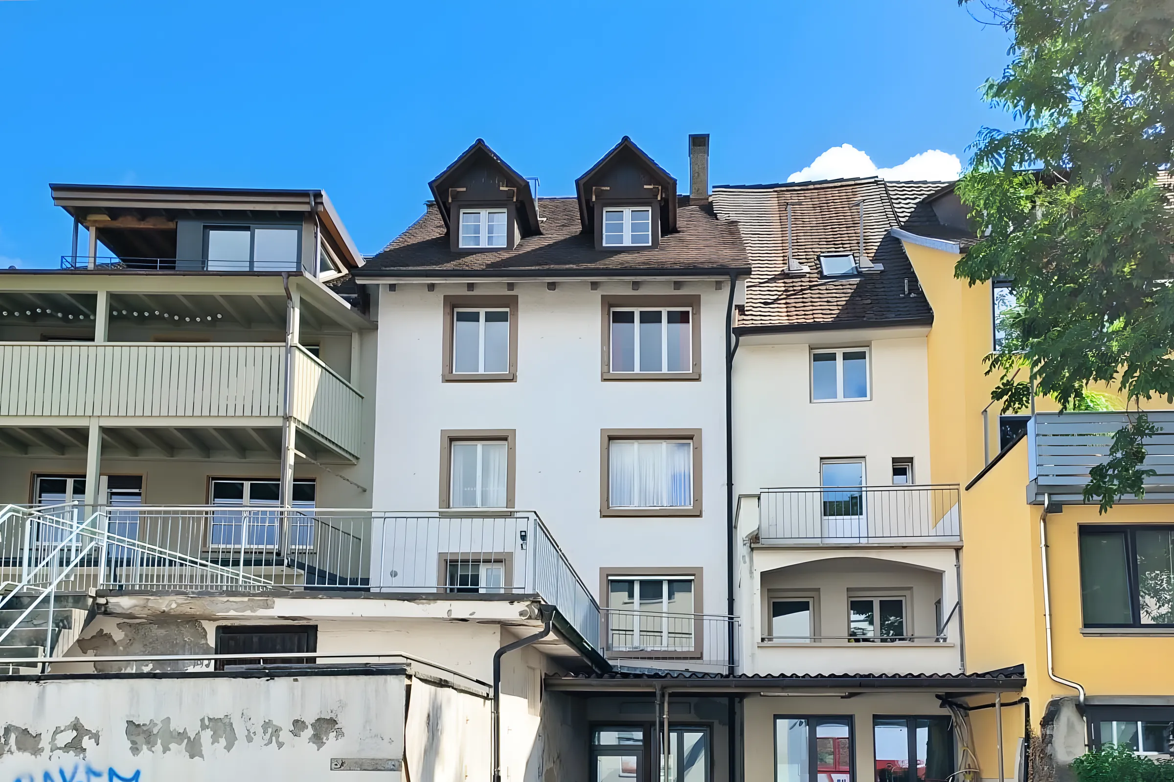 Rückseite des Altstadthauses an der Seestrasse in Liestal mit den alten Gauben, die ersetzt werden