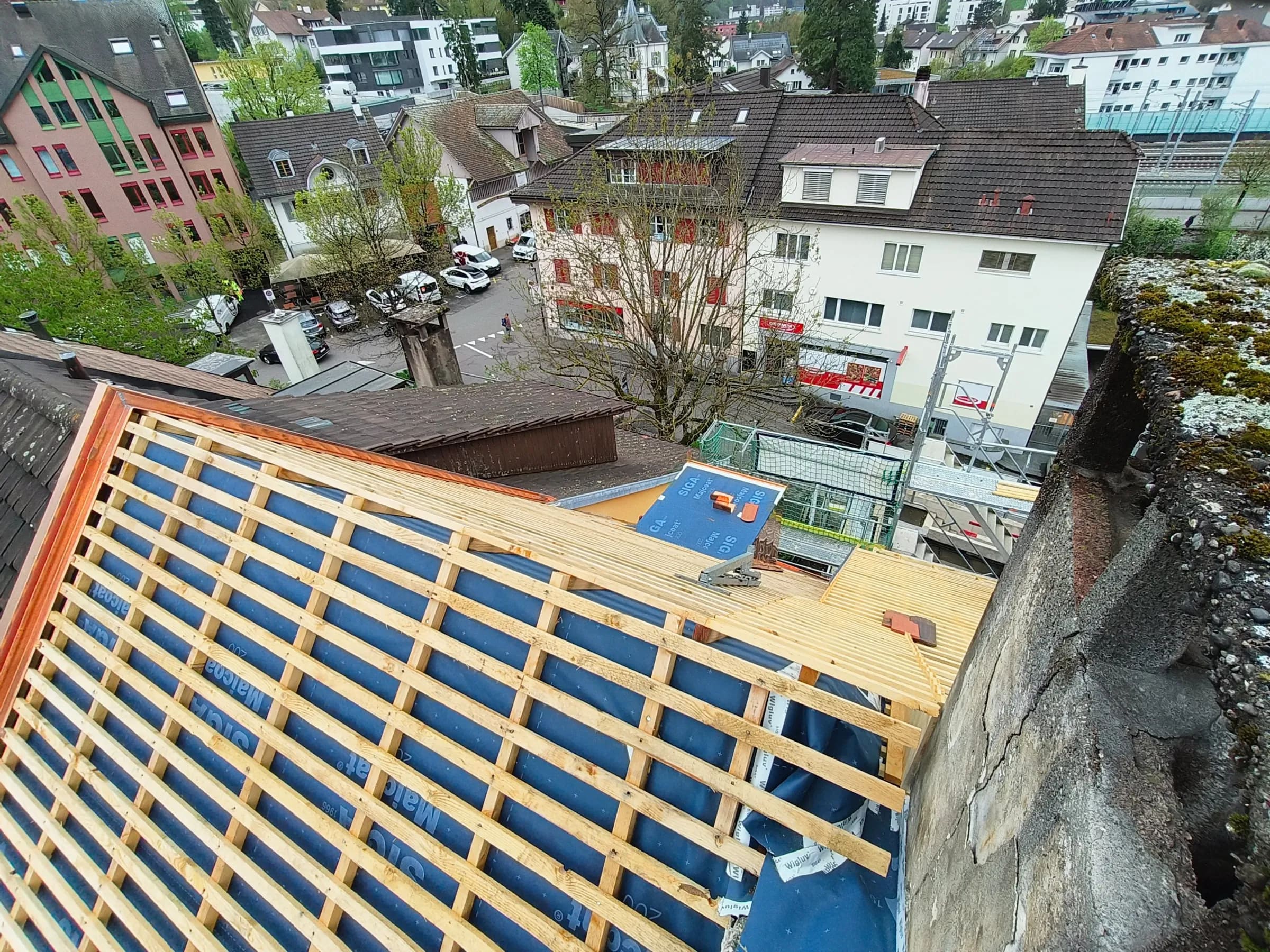 Neues Unterdach mit Lattung vor der Eindeckung, Blick hinunter in die Altstadt von Liestal