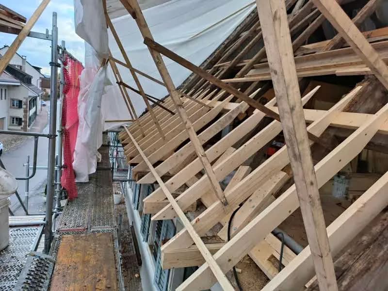 Ersetzte Aufschieblinge an der Traufe hinter dem Gerüst bei der Dachsanierung in Kaiseraugst