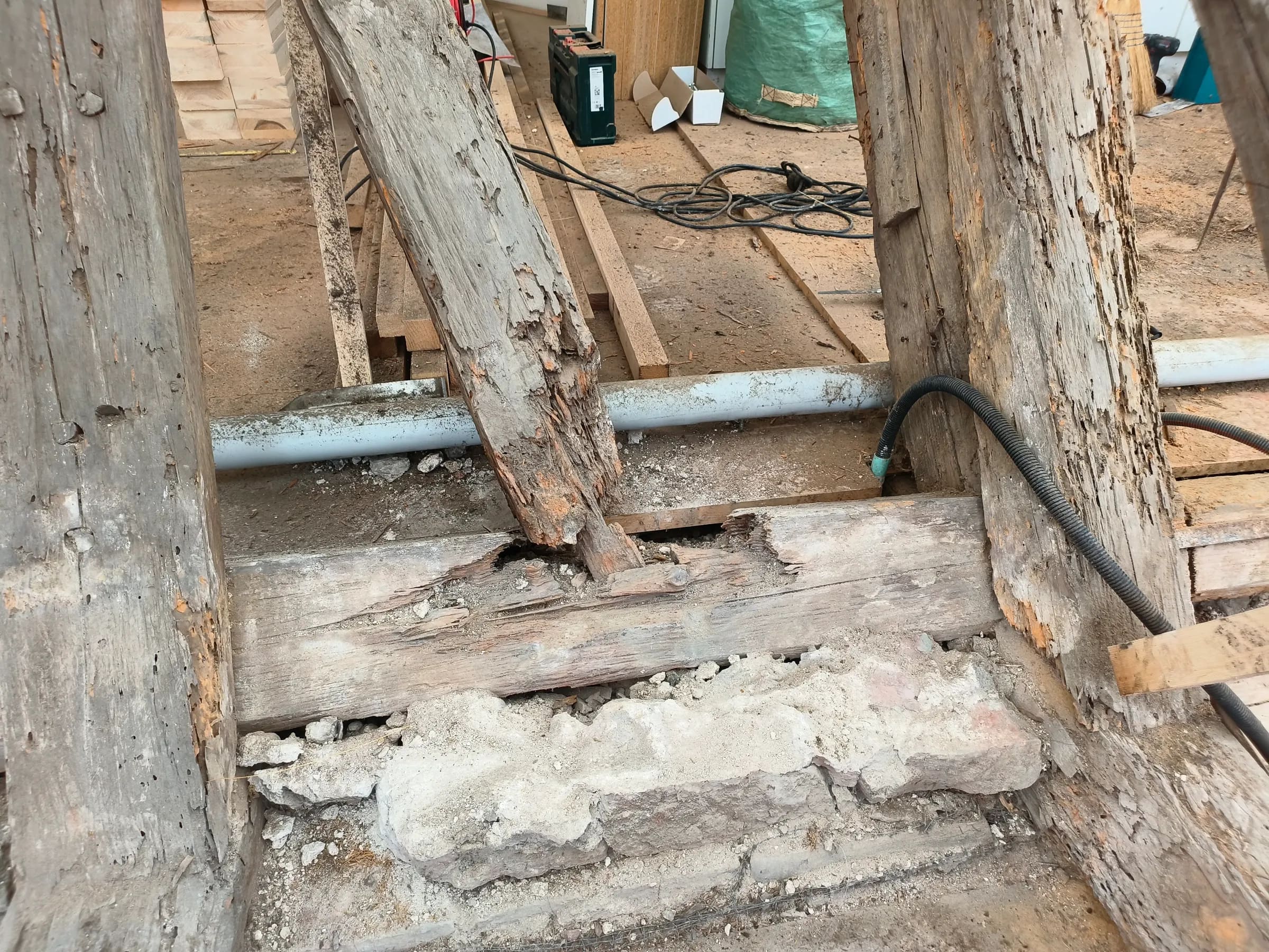 Freigelegte Dachkonstruktion in Kaiseraugst mit morscher Schwelle und angefaulten Sparrenfüssen