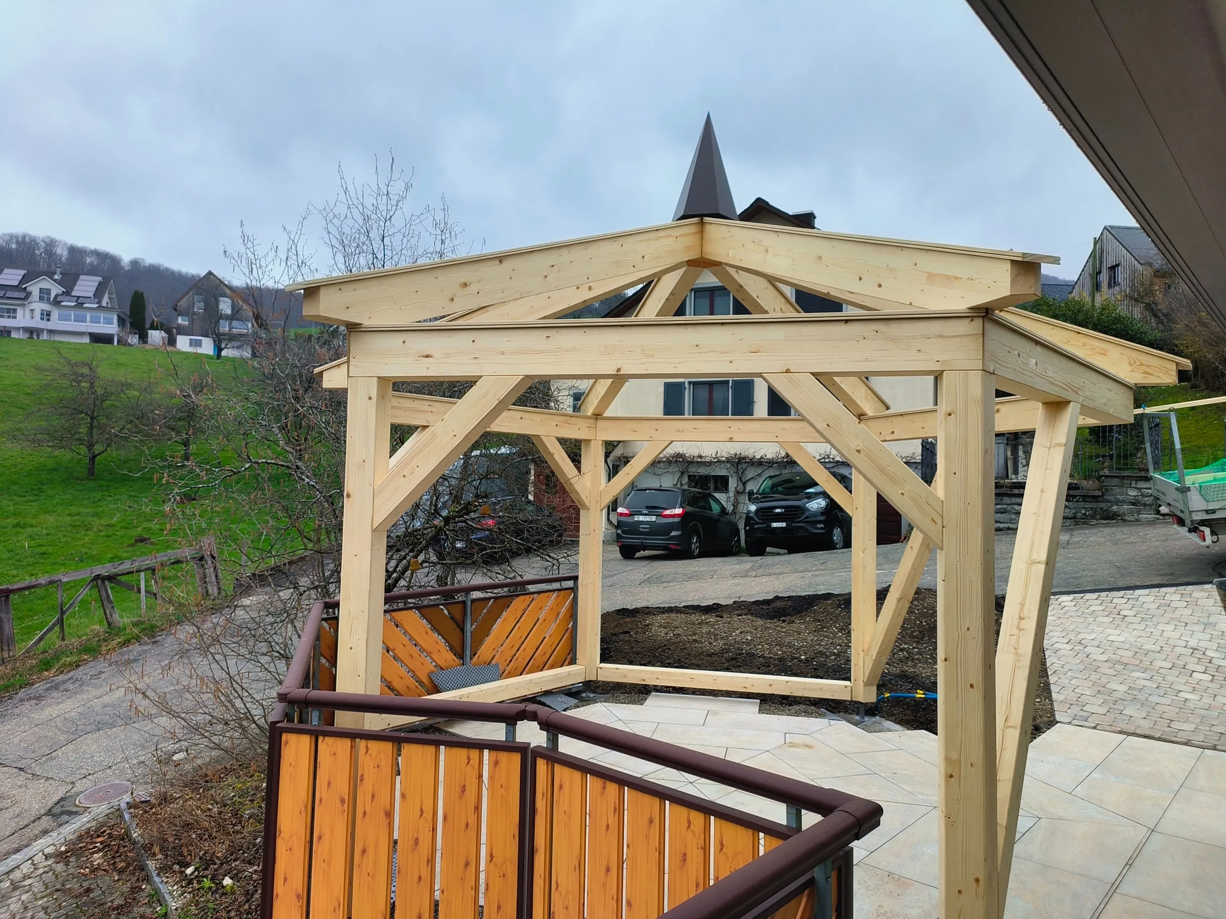 Pergola in Läufelfingen von der anderen Seite, zwischen den Pfosten Riegel für Drahtseile zur Begrünung