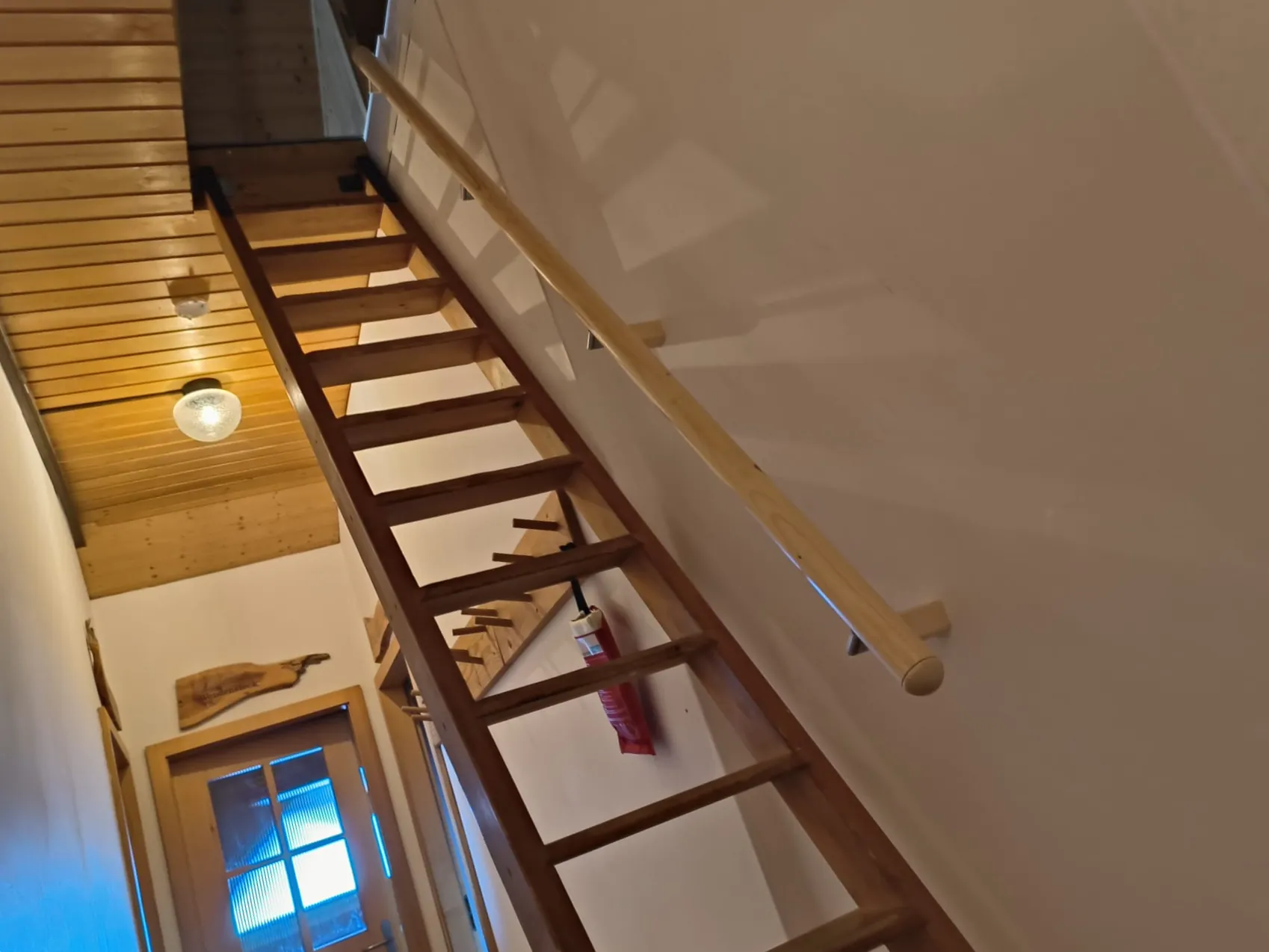 Steile Holztreppe mit Handlauf unter der Täferdecke in der SAC-Hütte Tierbergli