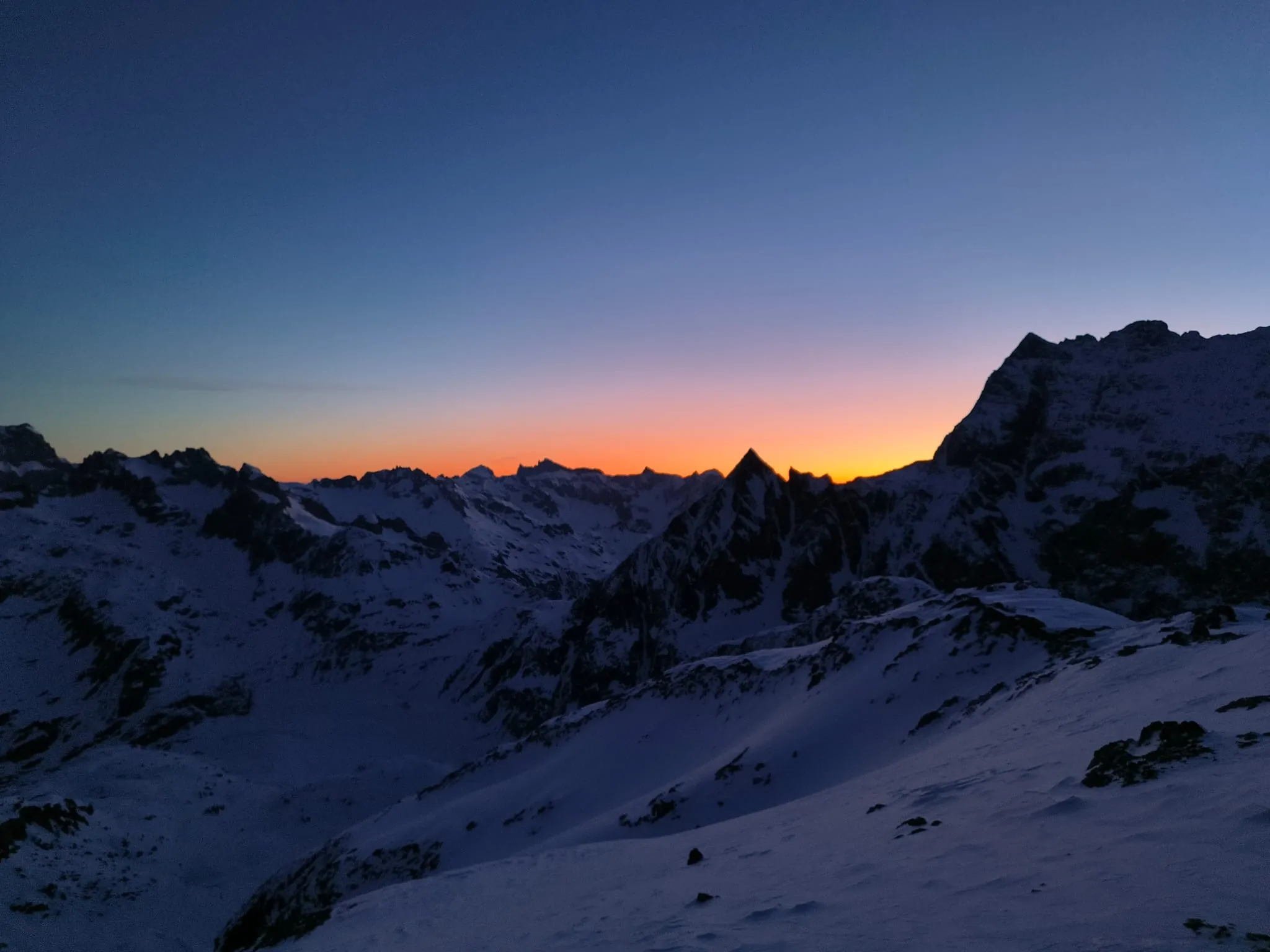 Morgendämmerung über verschneiten Gipfeln bei der SAC-Hütte Tierbergli im Sustengebiet